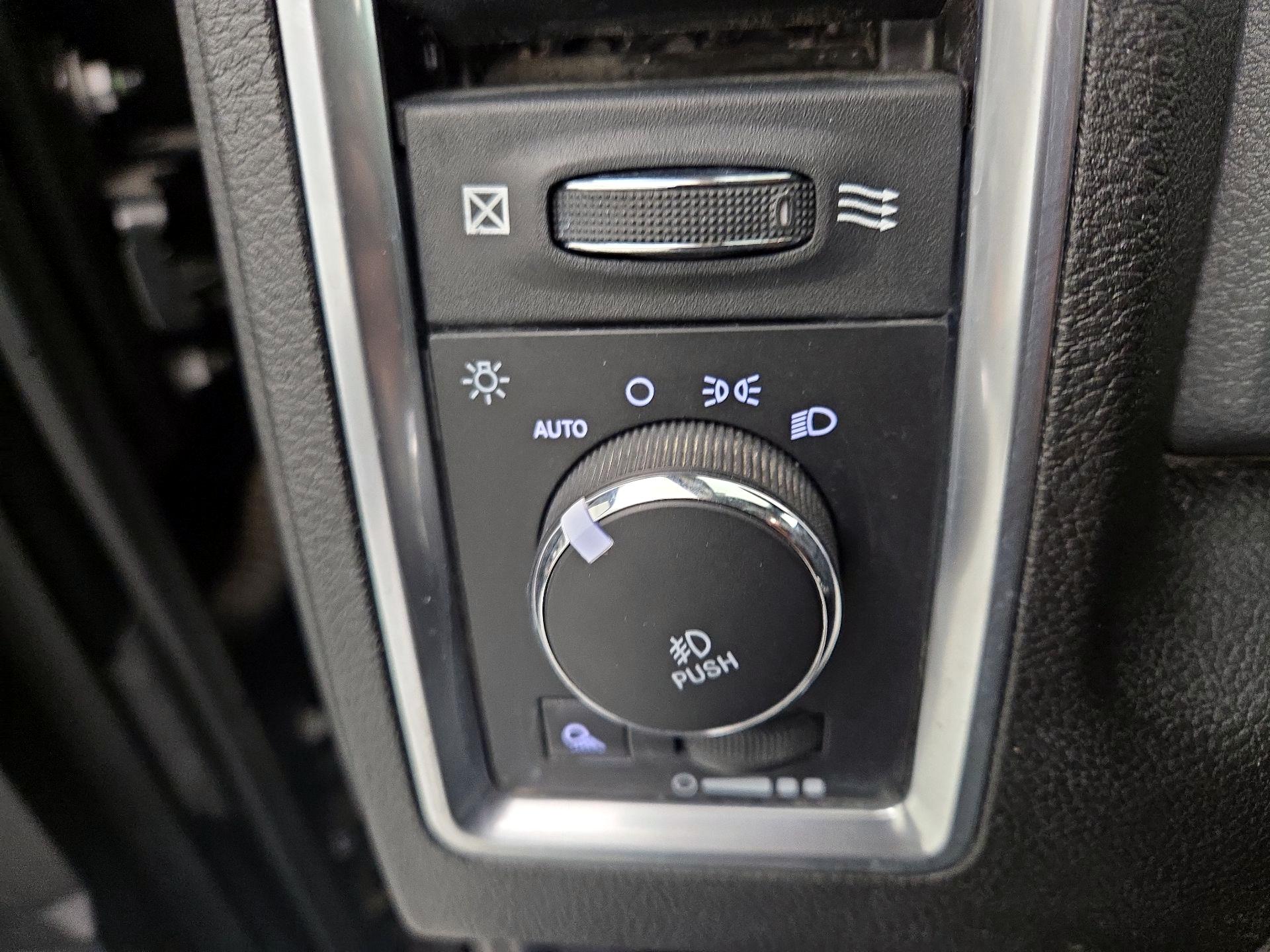 Thumbnail: 2019 RAM 1500 Classic - 13