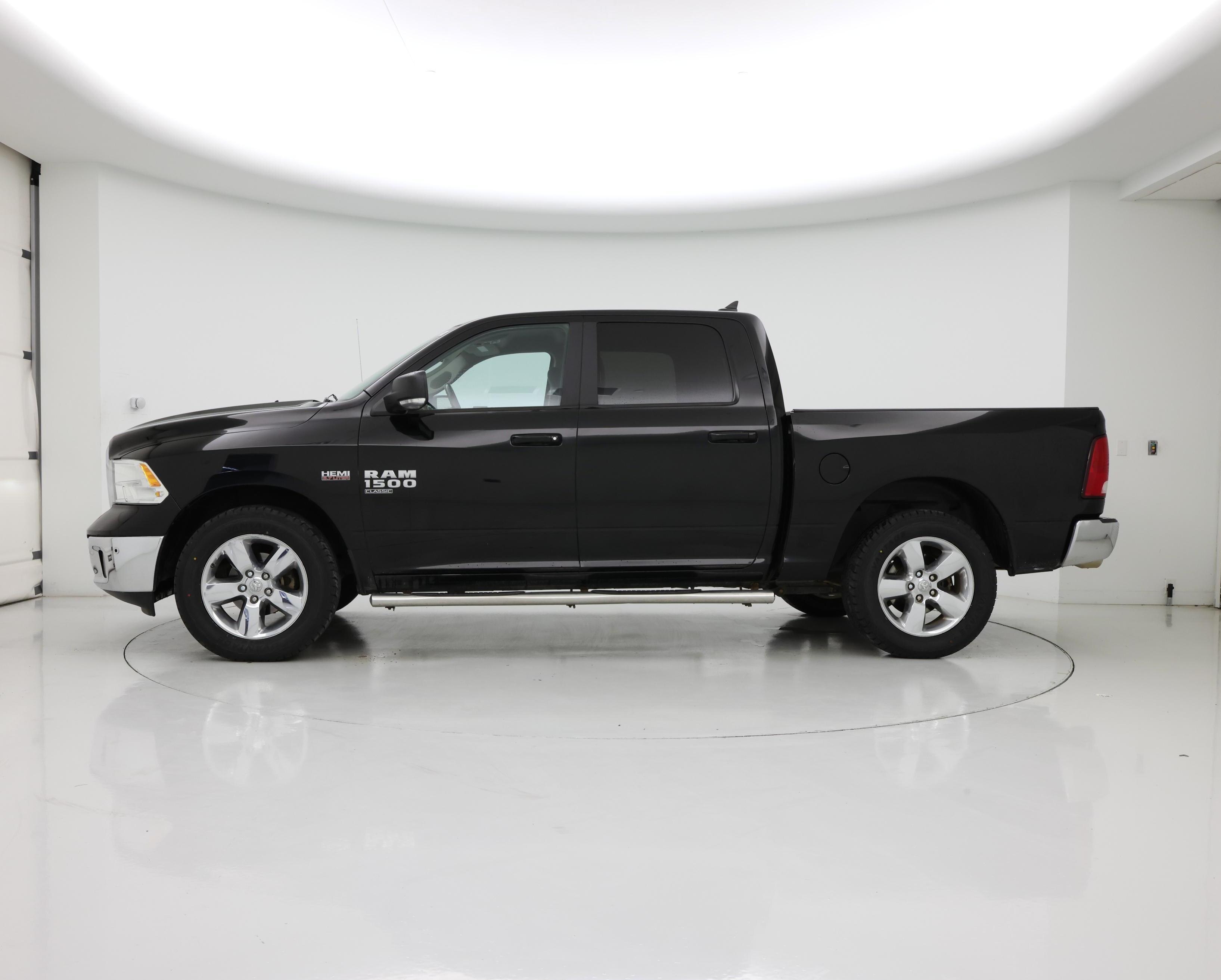 Thumbnail: 2019 RAM 1500 Classic - 3