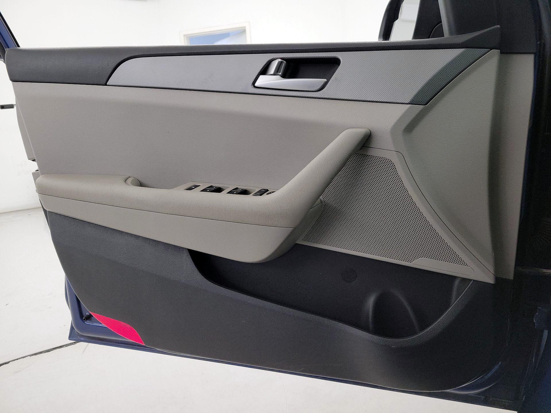 Thumbnail: 2016 Hyundai Sonata - 12