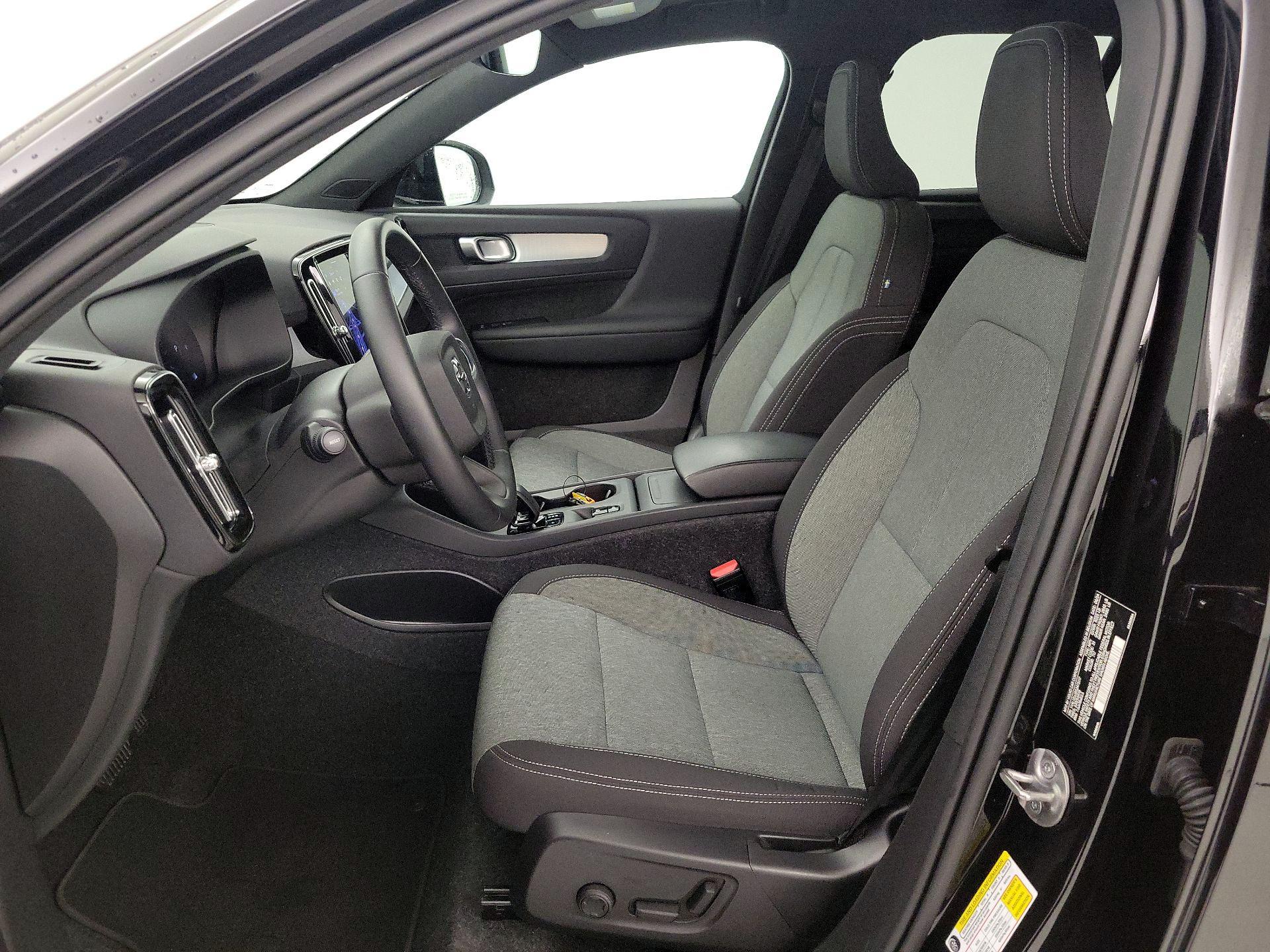 Thumbnail: 2025 Volvo XC40 - 11