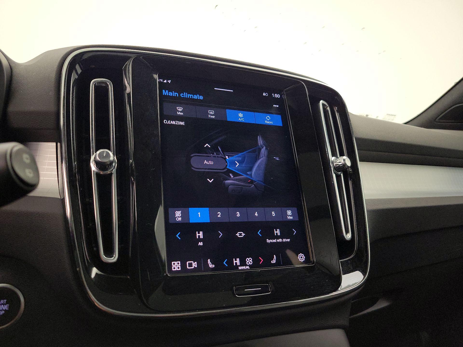 Thumbnail: 2025 Volvo XC40 - 17