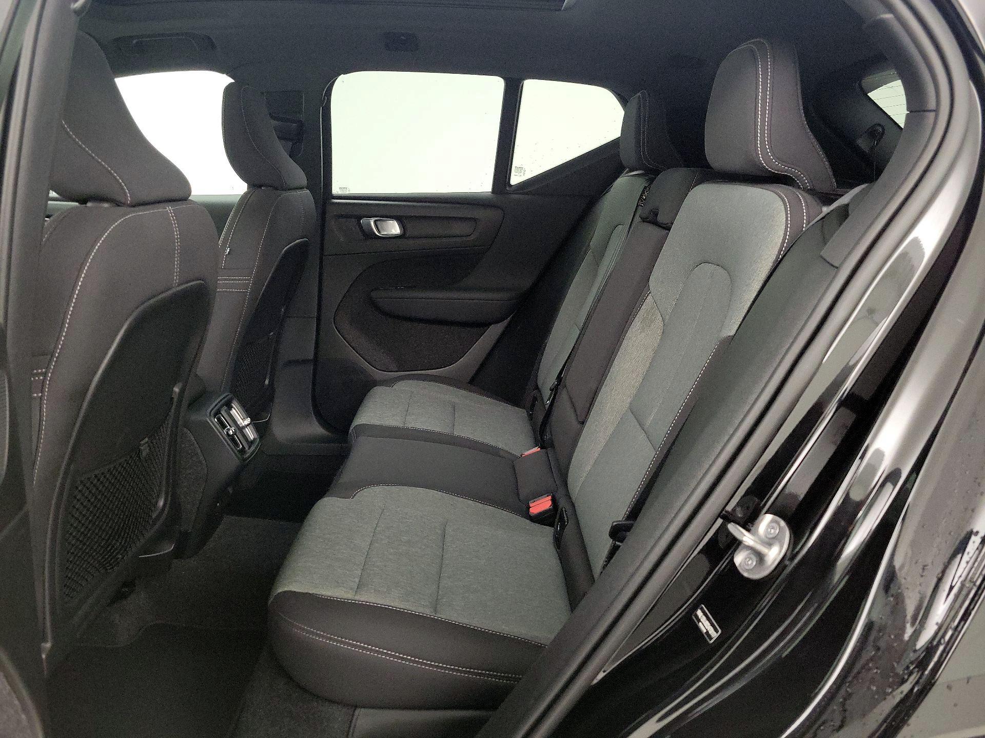 Thumbnail: 2025 Volvo XC40 - 20