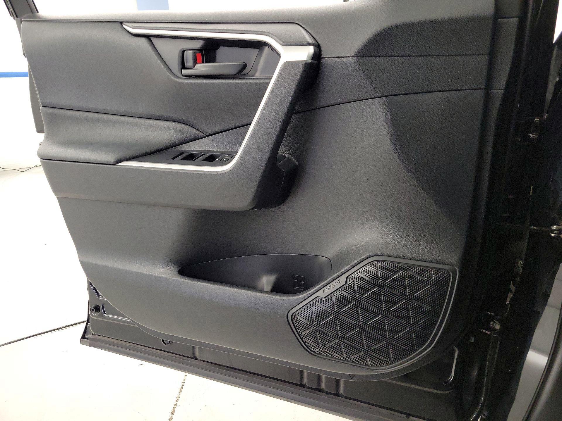 Thumbnail: 2019 Toyota RAV4 - 12