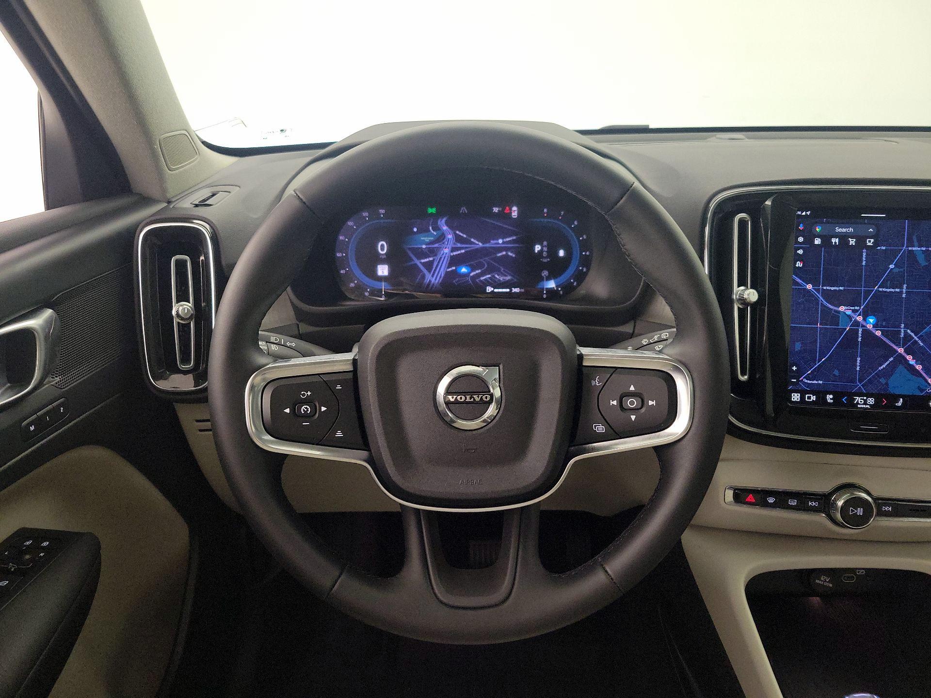 Thumbnail: 2023 Volvo XC40 - 10