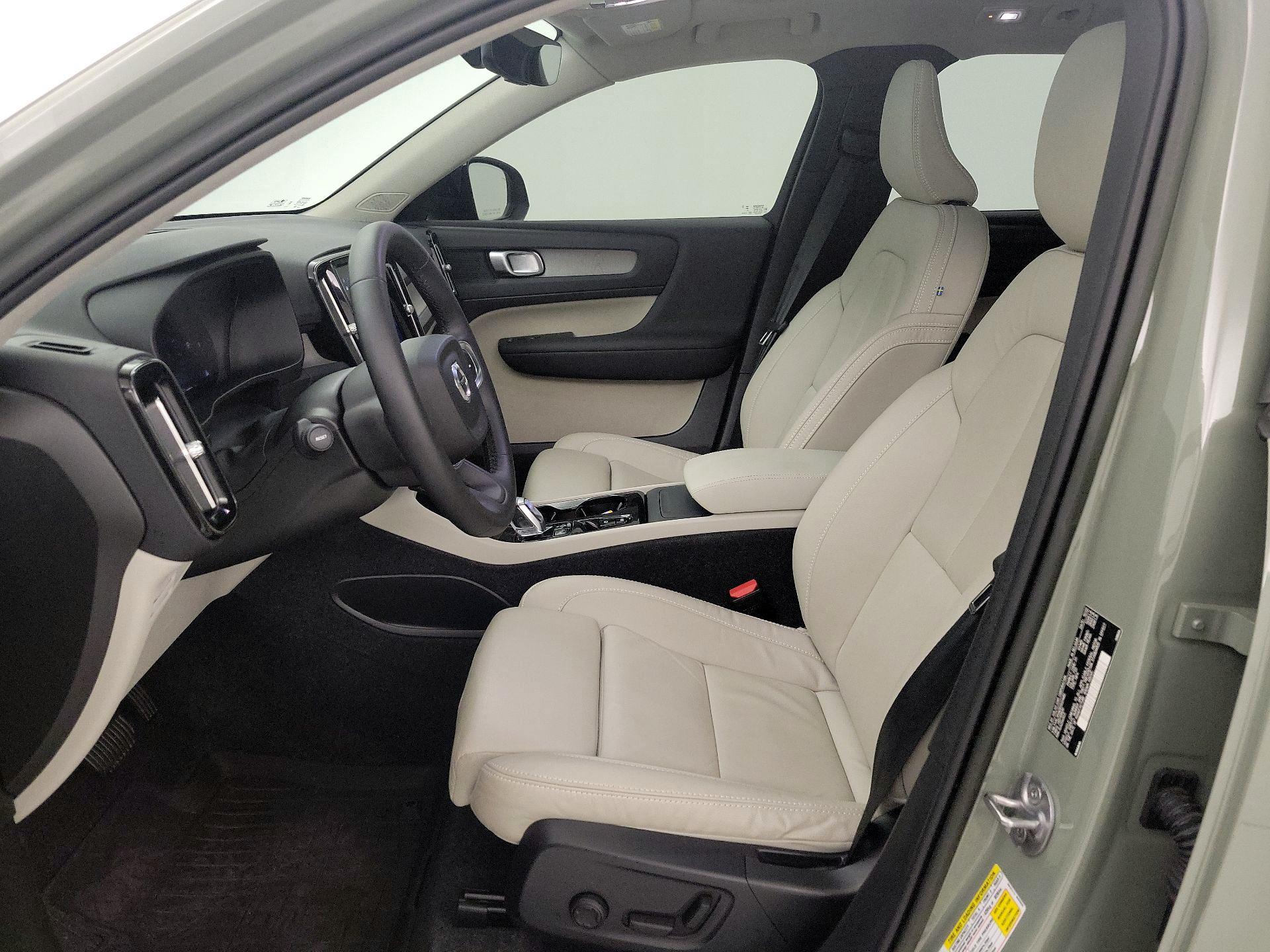 Thumbnail: 2023 Volvo XC40 - 11