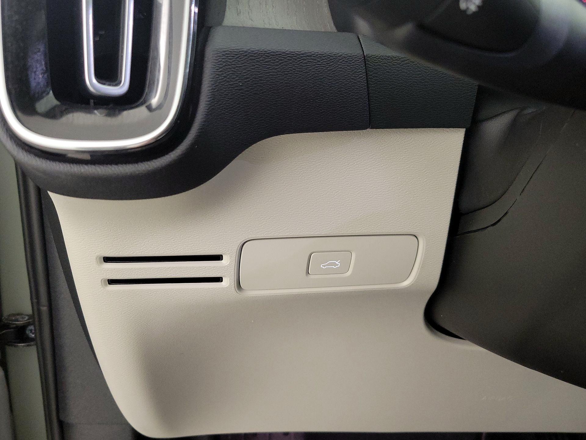 Thumbnail: 2023 Volvo XC40 - 13