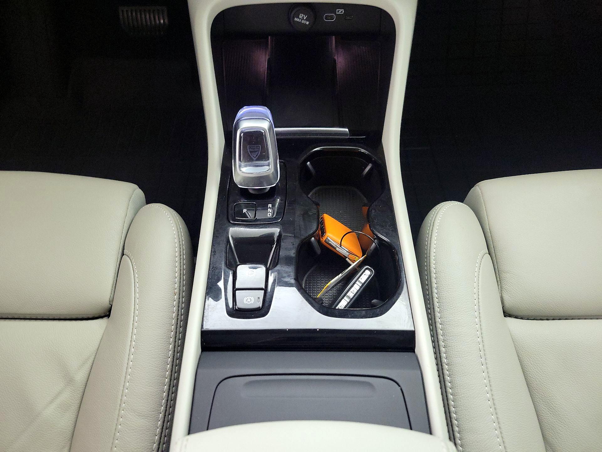 Thumbnail: 2023 Volvo XC40 - 18