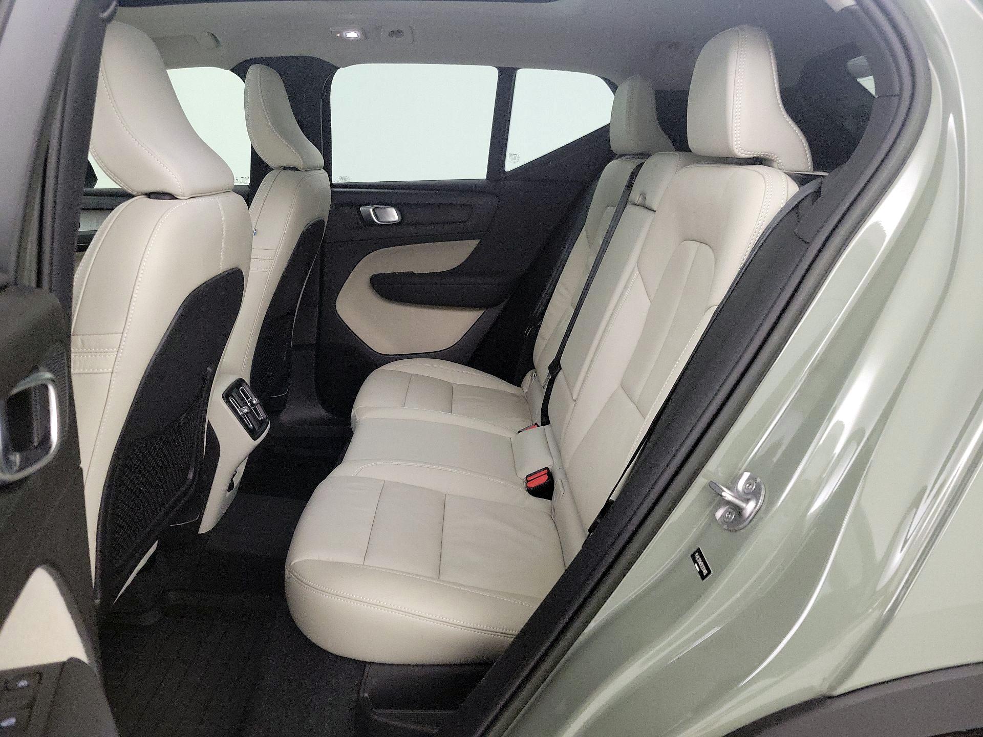 Thumbnail: 2023 Volvo XC40 - 20