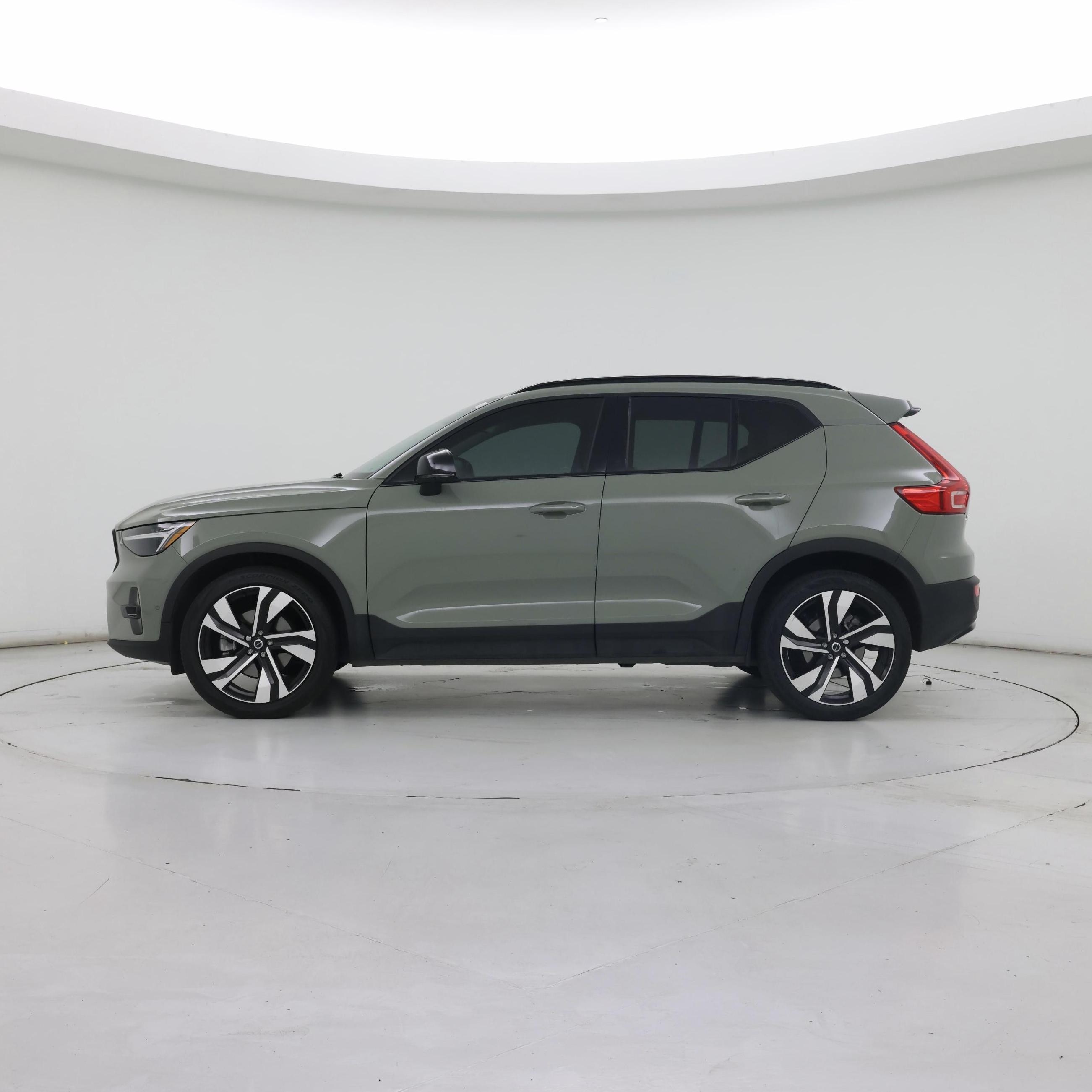 Thumbnail: 2023 Volvo XC40 - 3