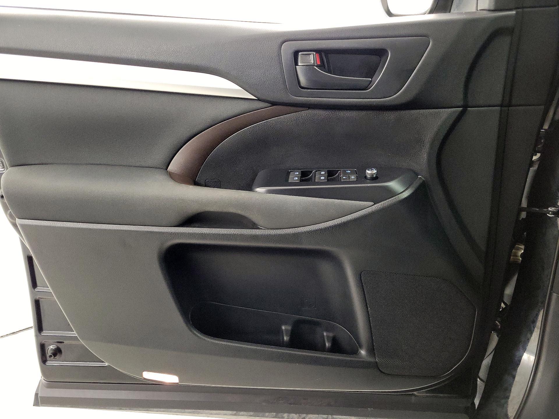 Thumbnail: 2016 Toyota Highlander - 12