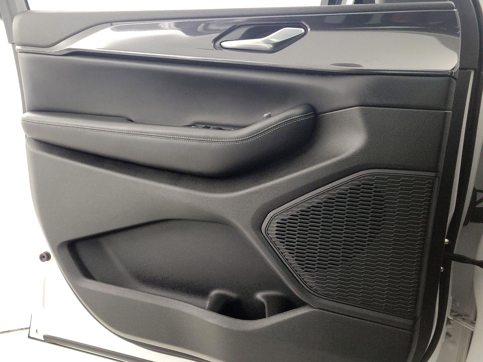 Thumbnail: 2023 Jeep Grand Cherokee - 12