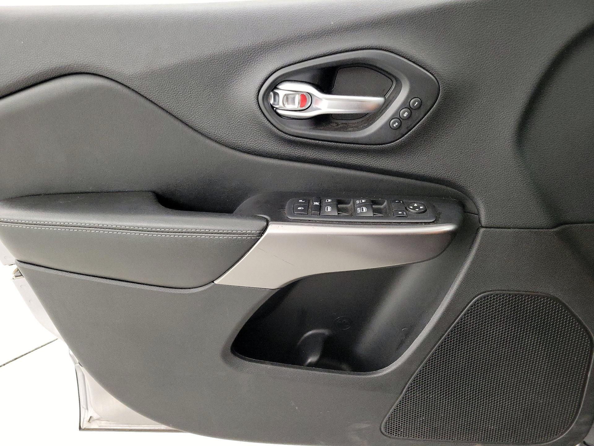 Thumbnail: 2020 Jeep Cherokee - 12