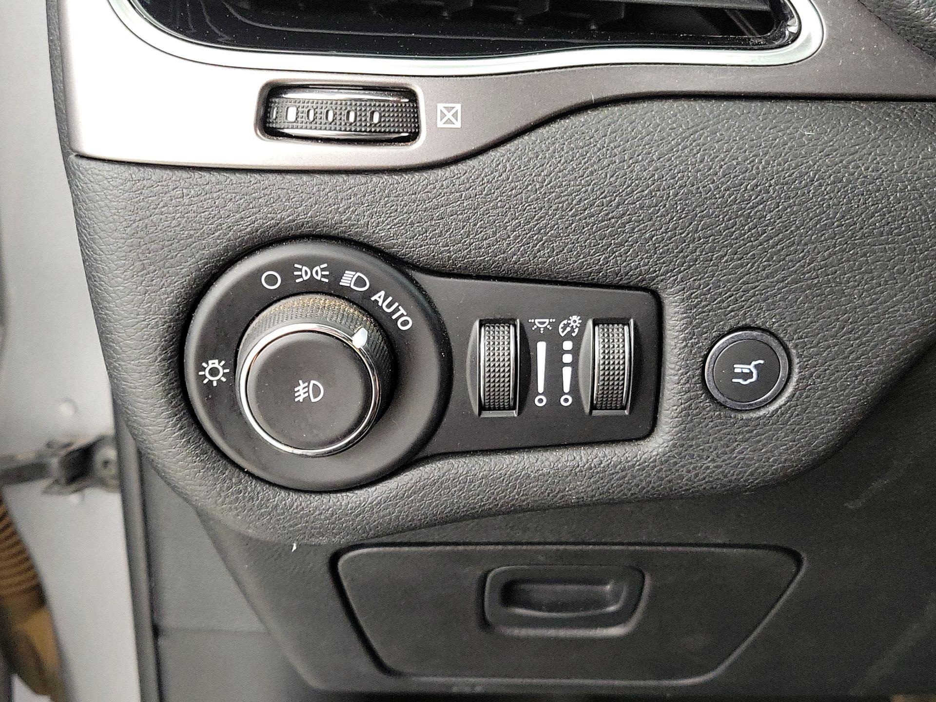 Thumbnail: 2020 Jeep Cherokee - 13