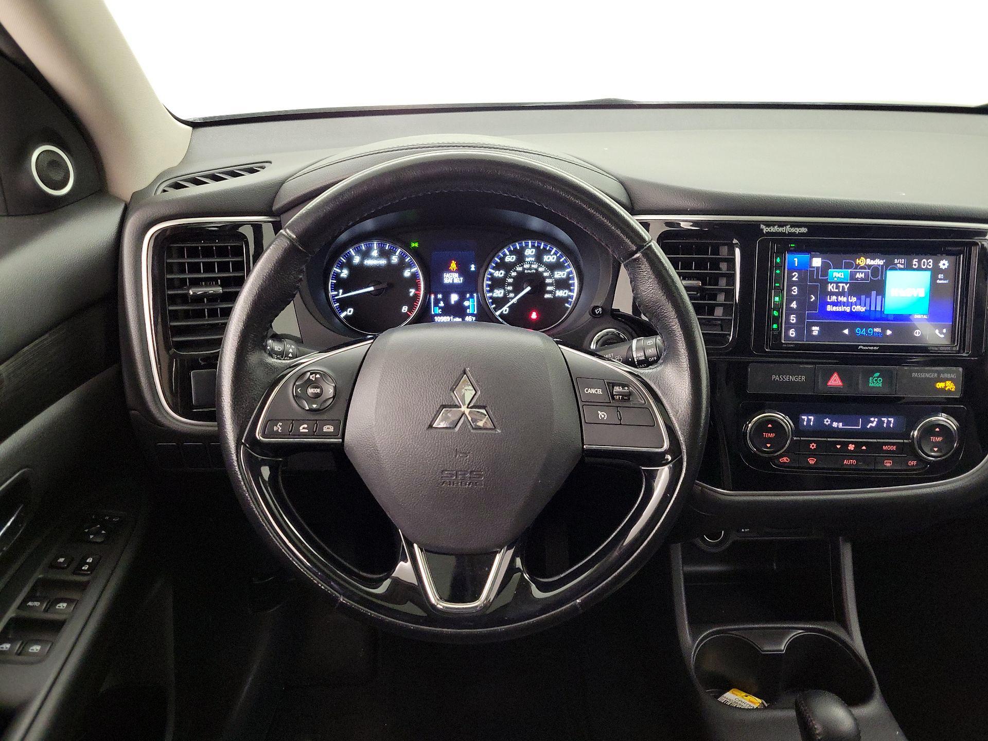 Thumbnail: 2016 Mitsubishi Outlander - 10