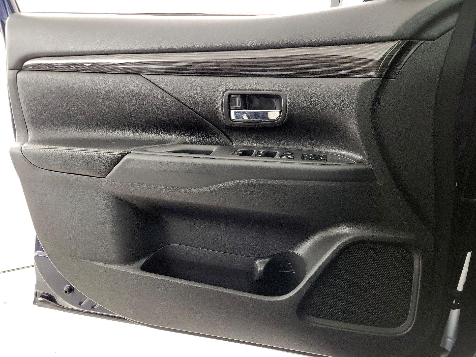 Thumbnail: 2016 Mitsubishi Outlander - 12