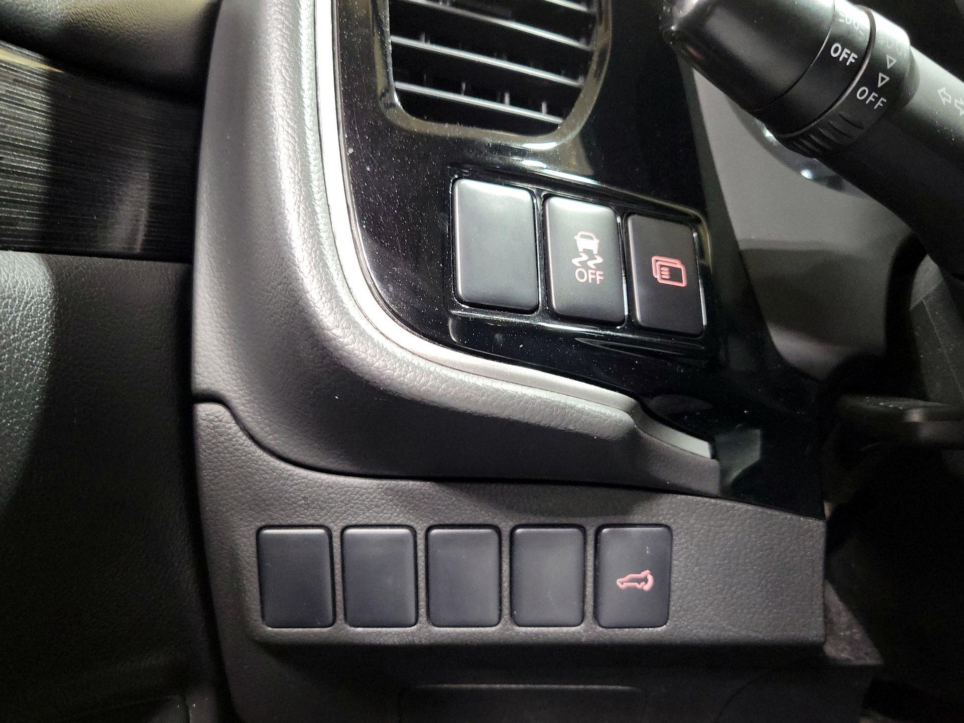 Thumbnail: 2016 Mitsubishi Outlander - 13