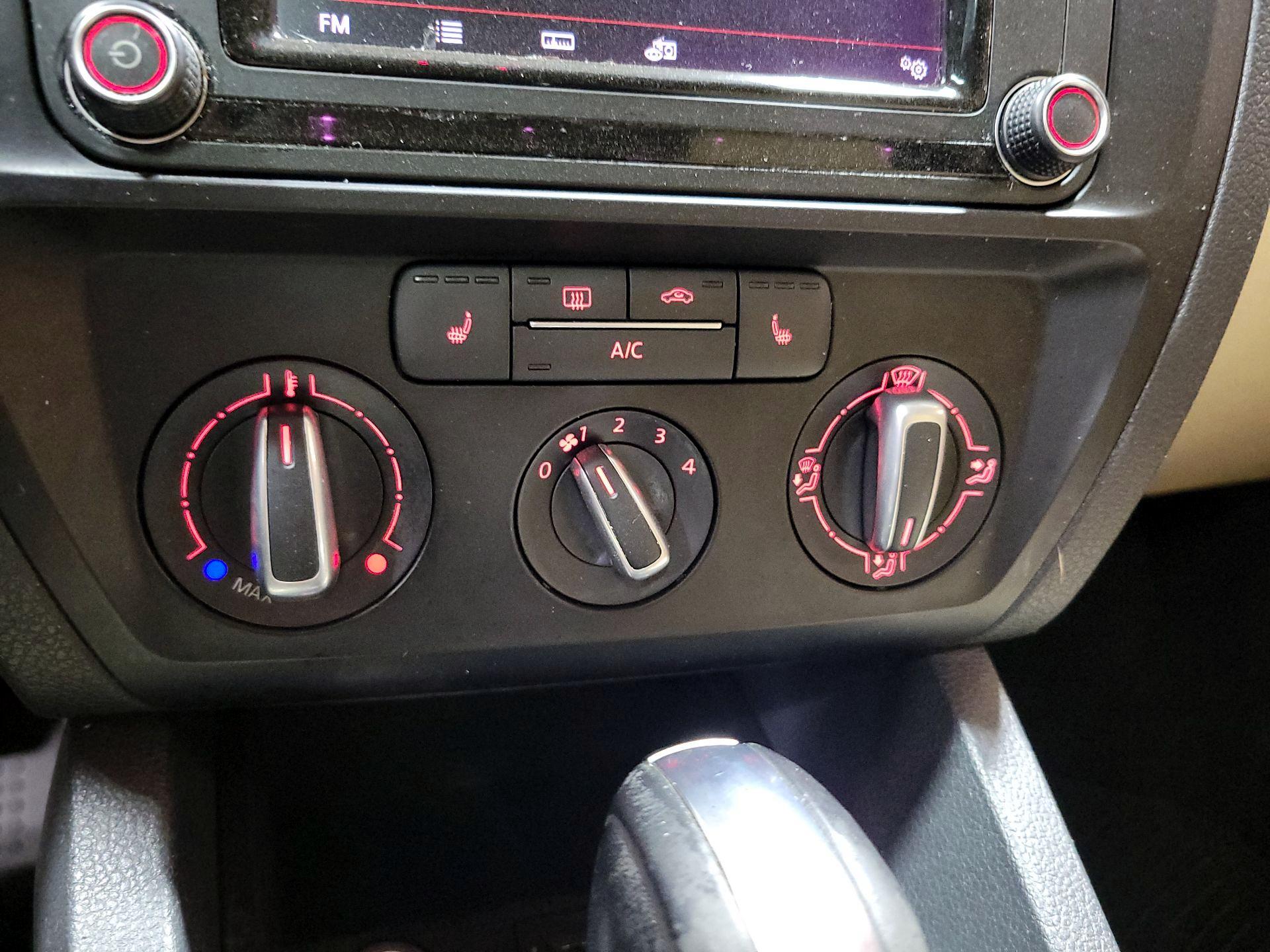 Thumbnail: 2017 Volkswagen Jetta - 16