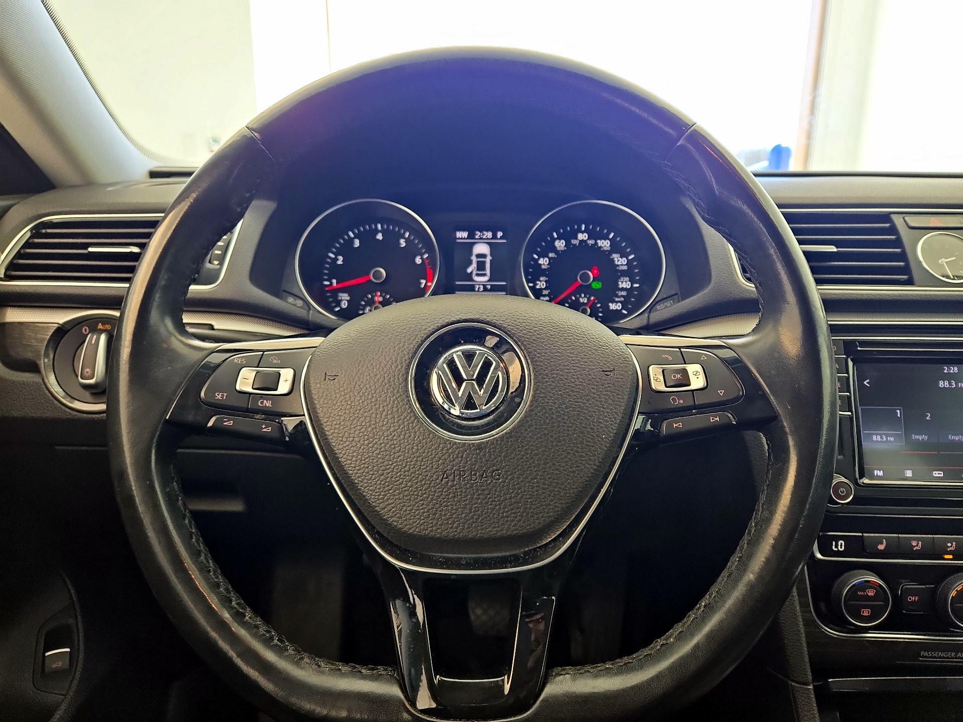 Thumbnail: 2017 Volkswagen Passat - 10