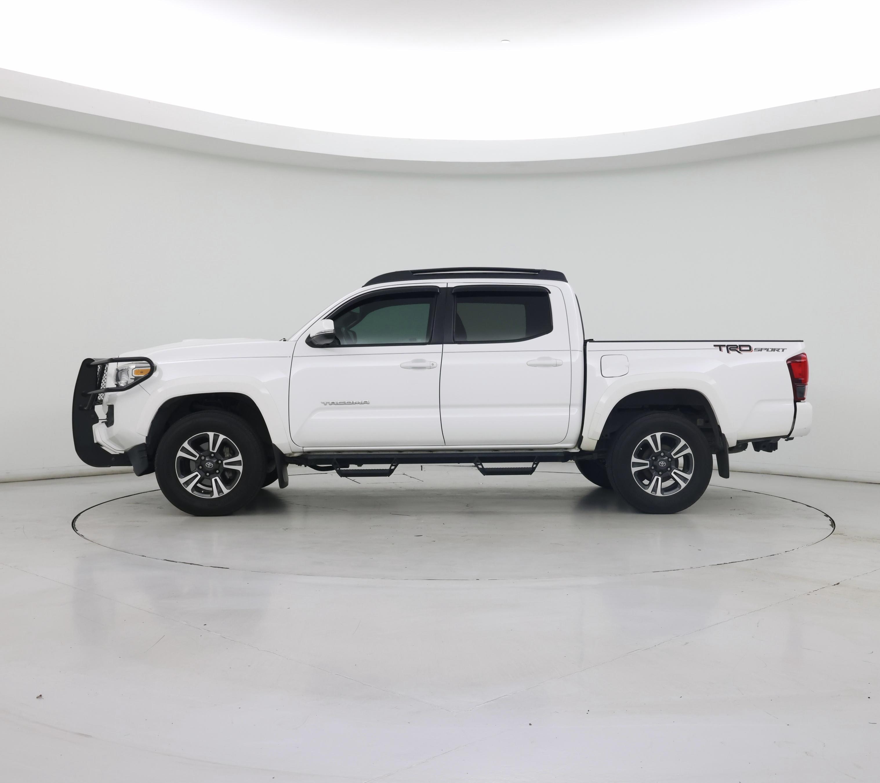 Thumbnail: 2019 Toyota Tacoma - 3