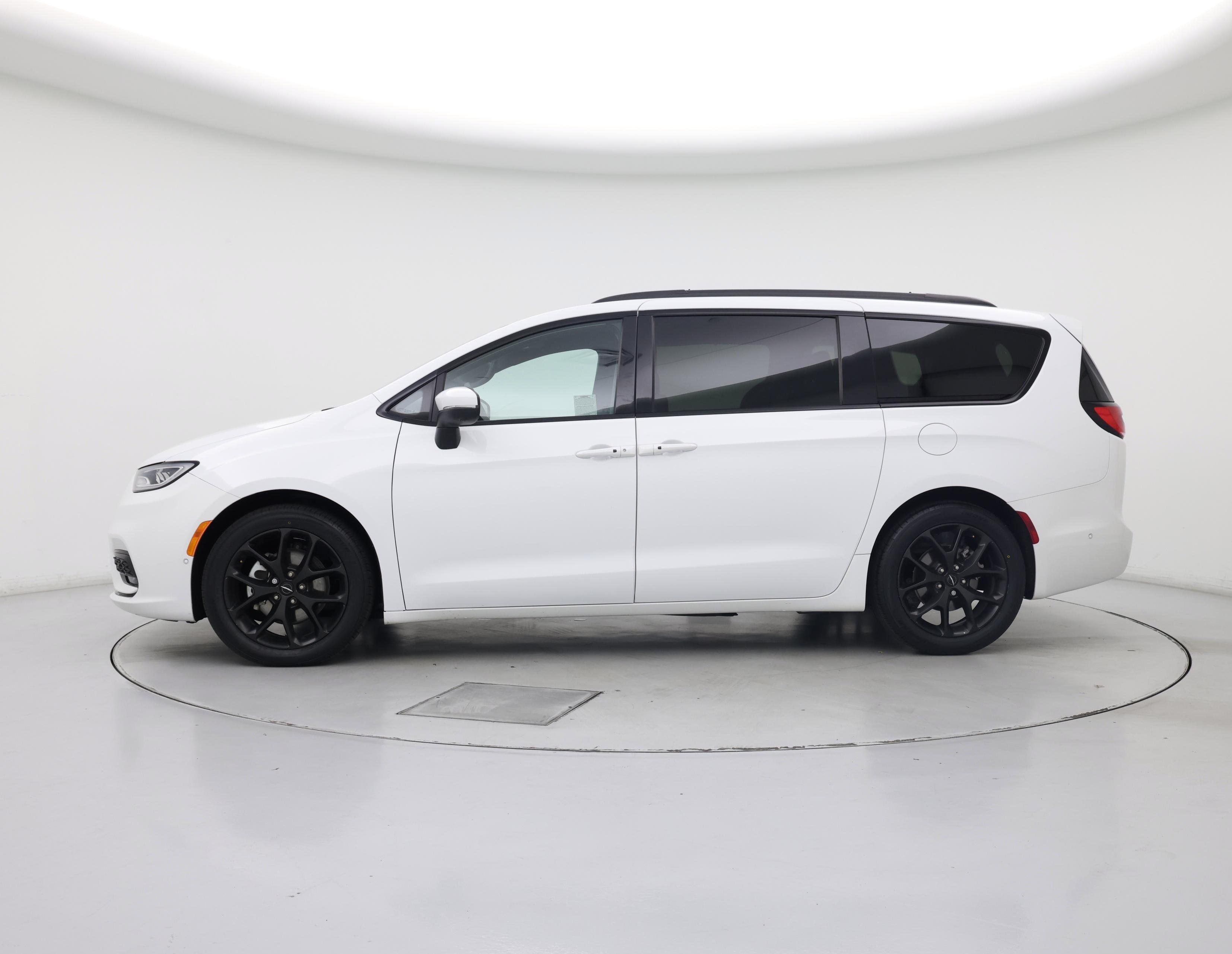 Thumbnail: 2023 Chrysler Pacifica - 3