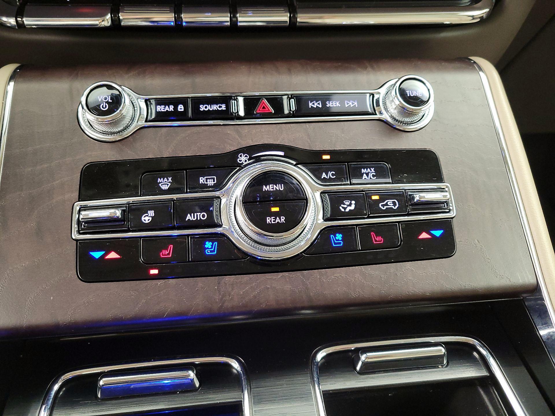 Thumbnail: 2023 Lincoln Aviator - 17