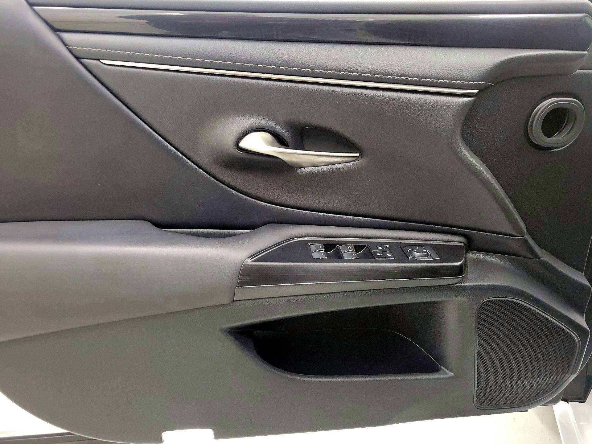 Thumbnail: 2021 Lexus ES - 12
