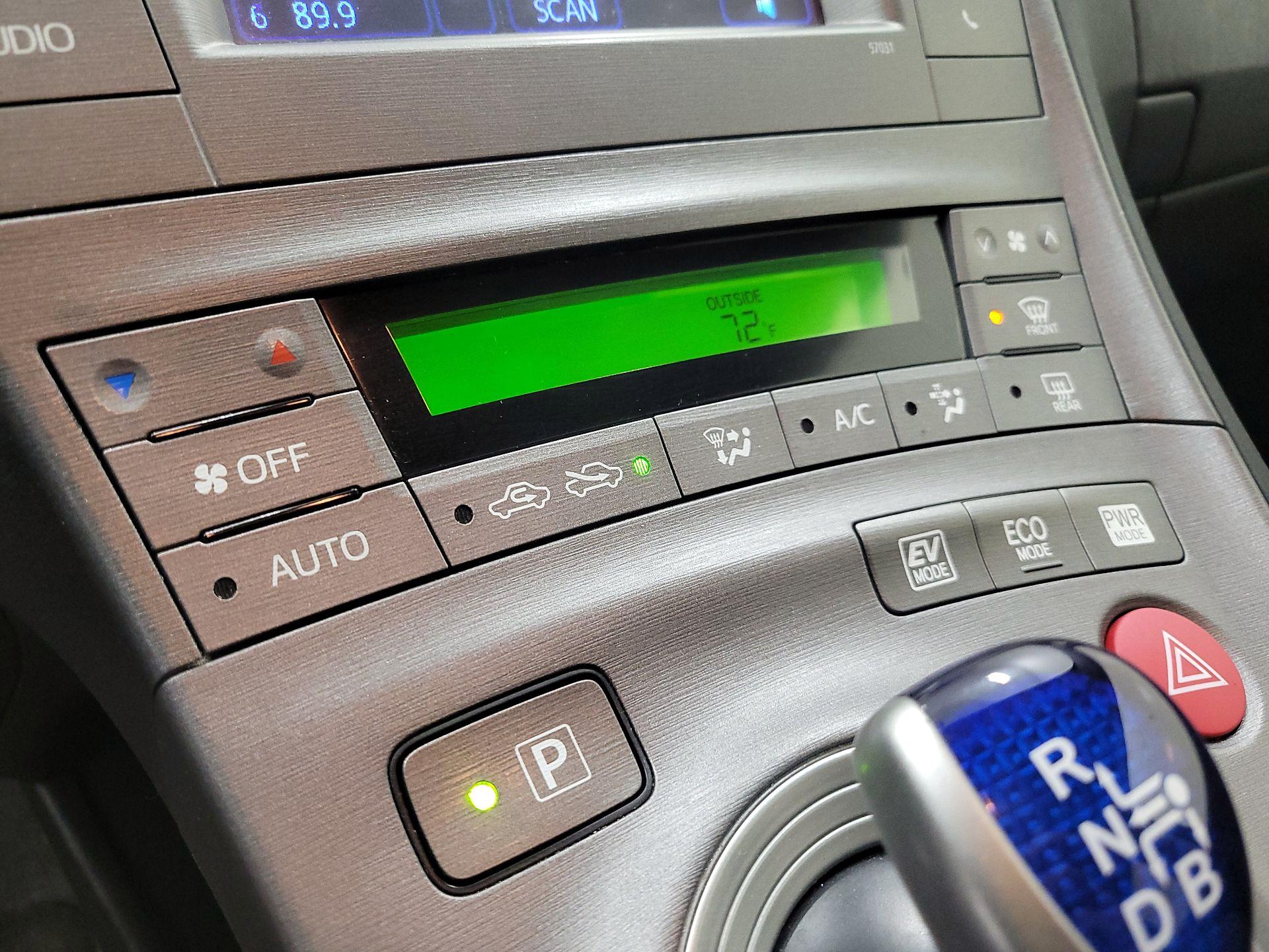 Thumbnail: 2015 Toyota Prius - 16