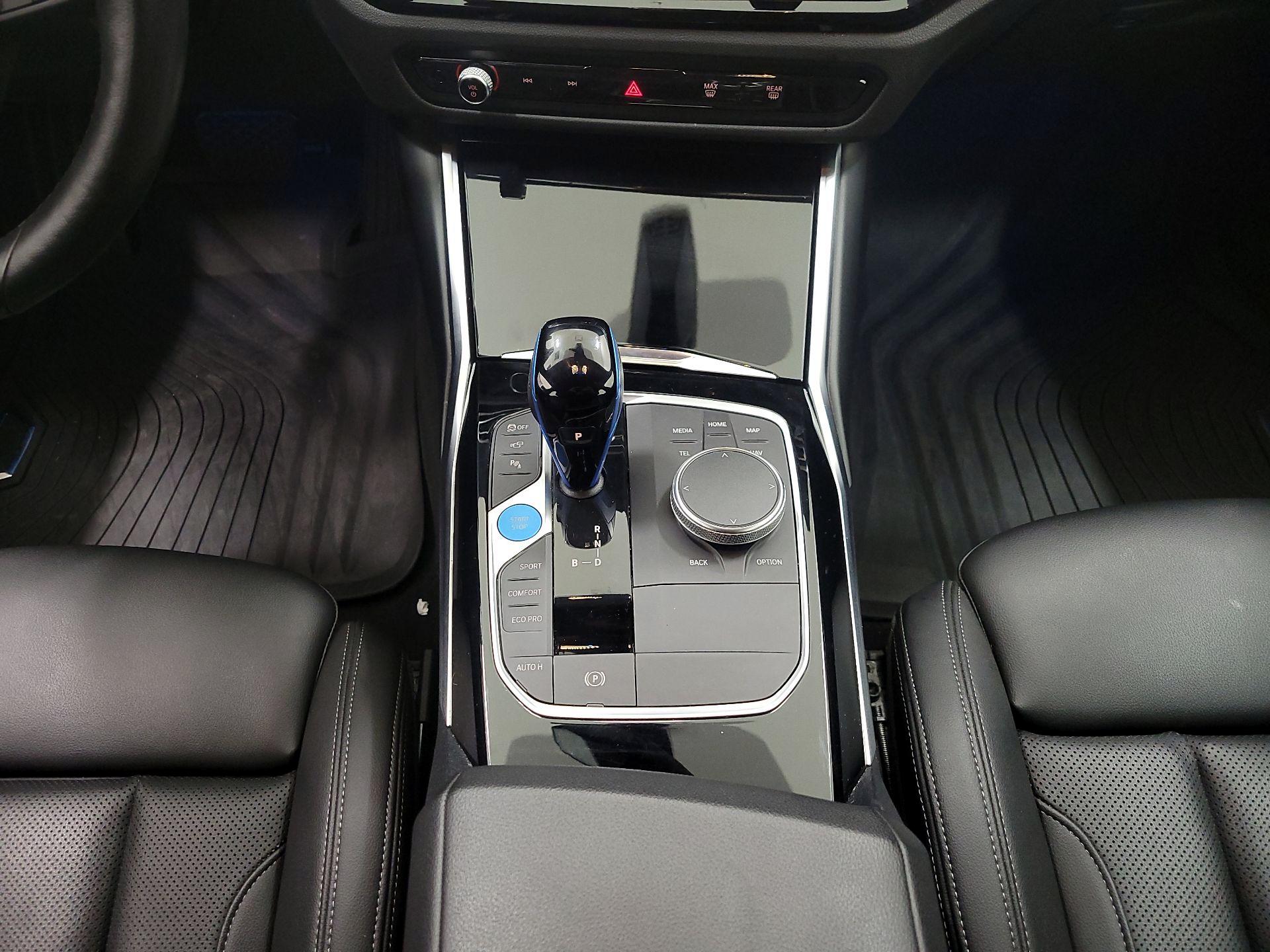 Thumbnail: 2022 BMW i4 - 18