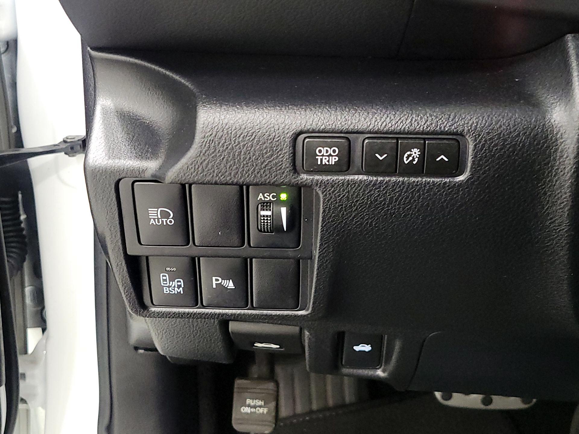 Thumbnail: 2018 Lexus IS - 13