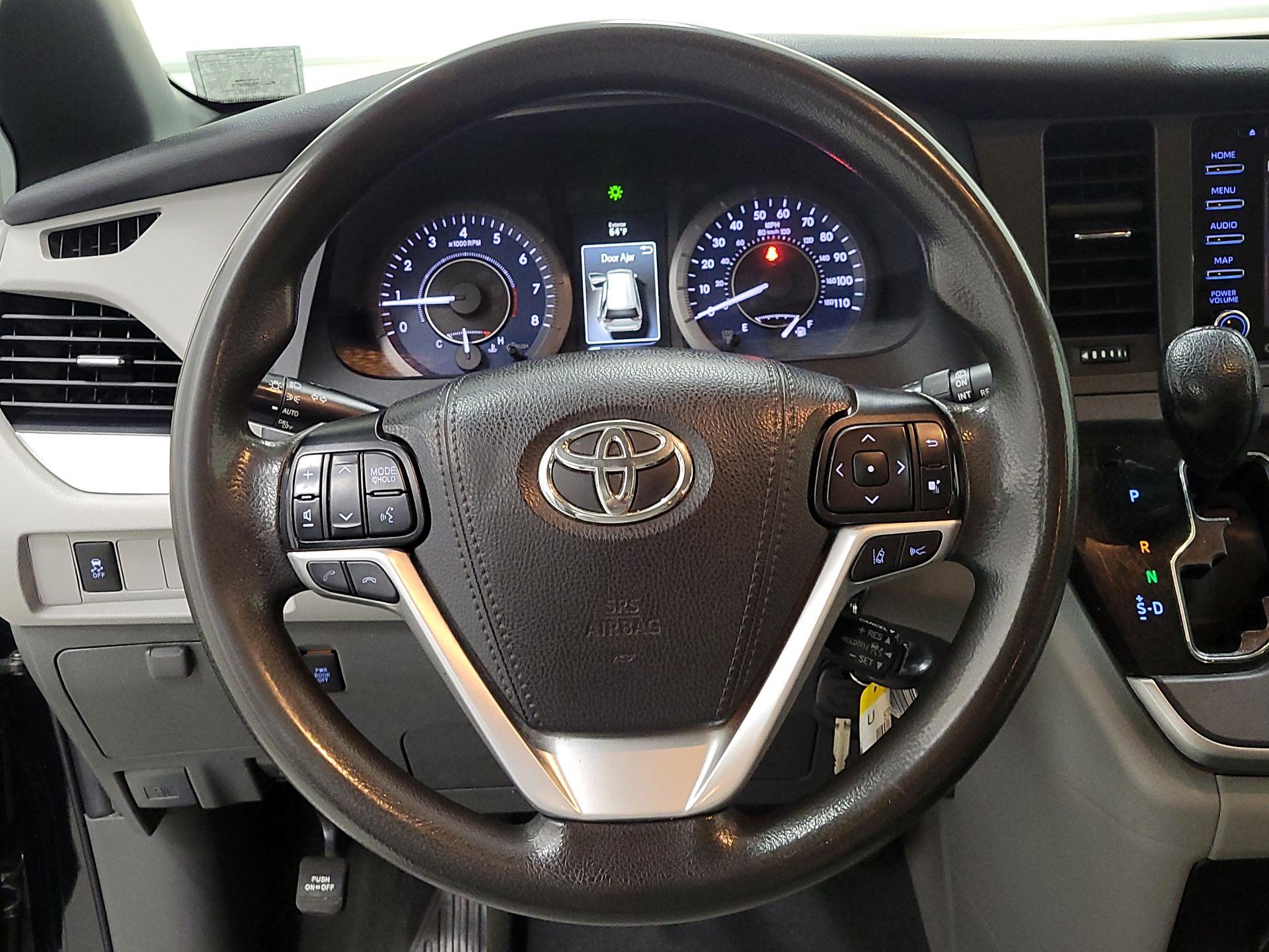 Thumbnail: 2020 Toyota Sienna - 10