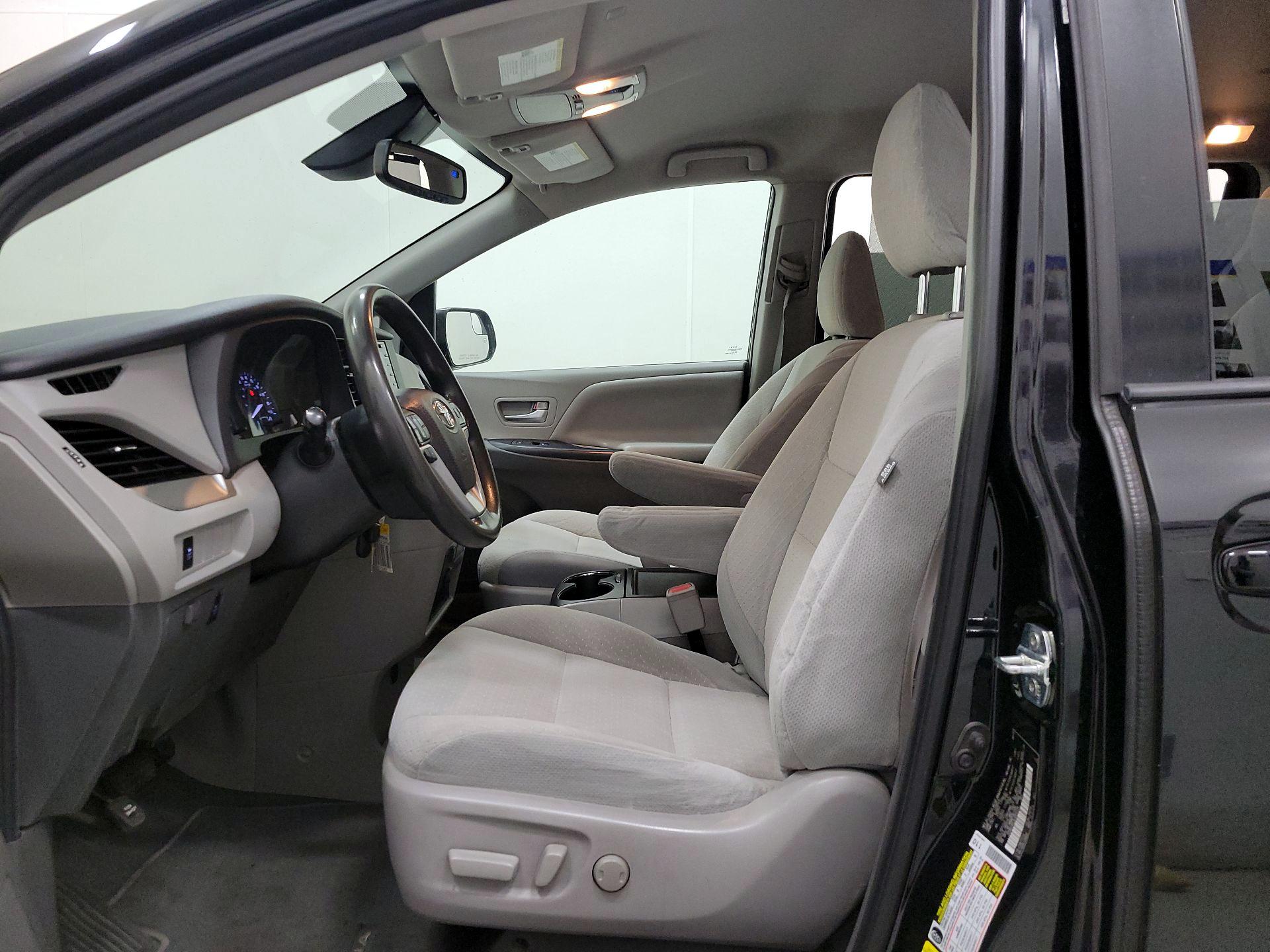 Thumbnail: 2020 Toyota Sienna - 11