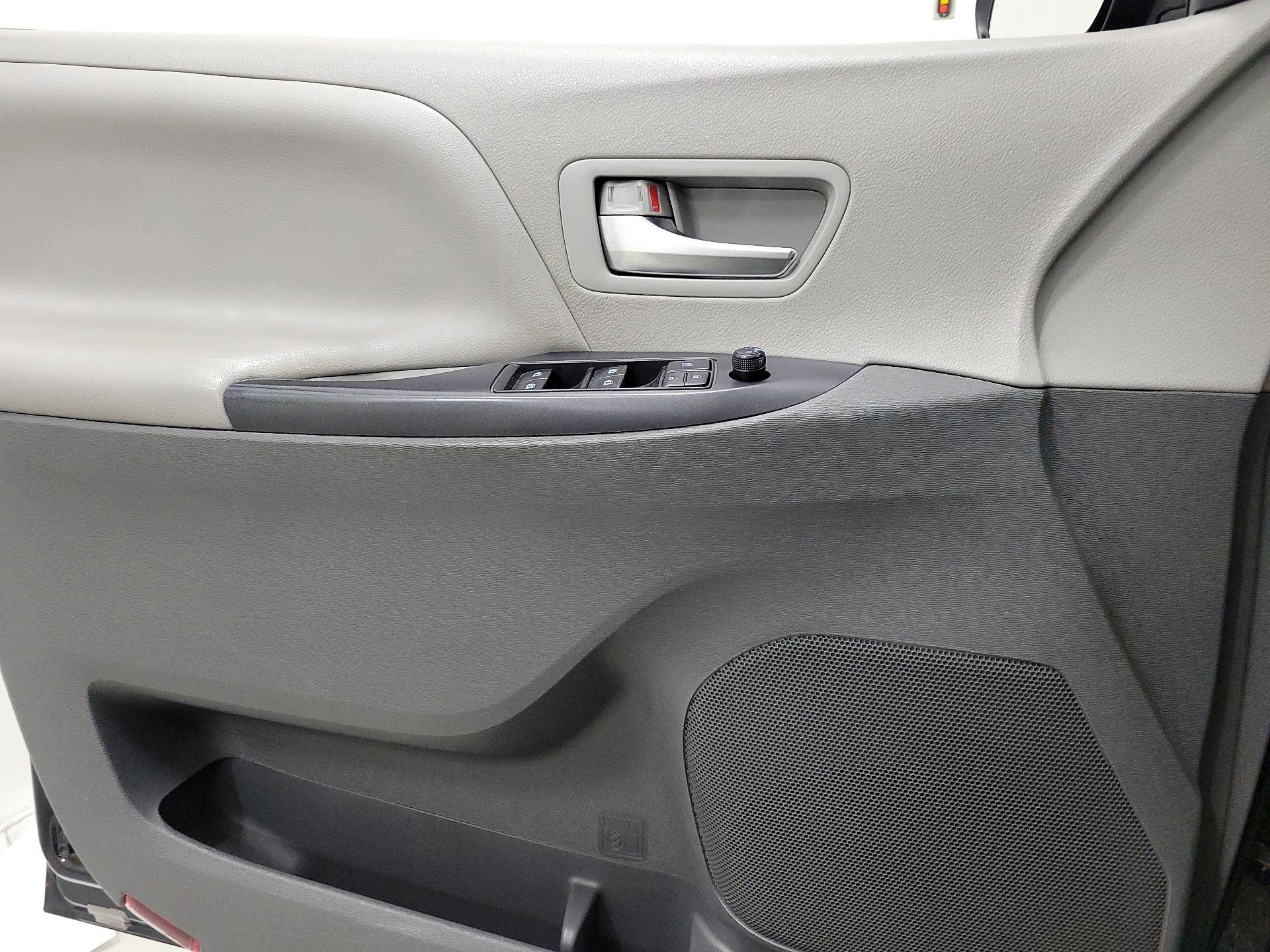 Thumbnail: 2020 Toyota Sienna - 12