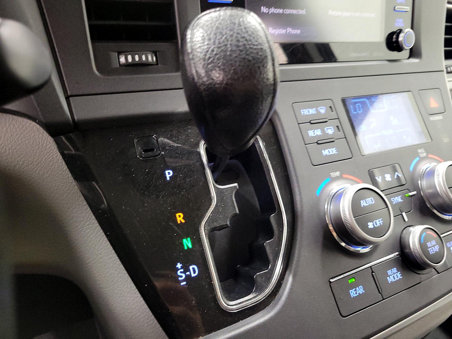 Thumbnail: 2020 Toyota Sienna - 16