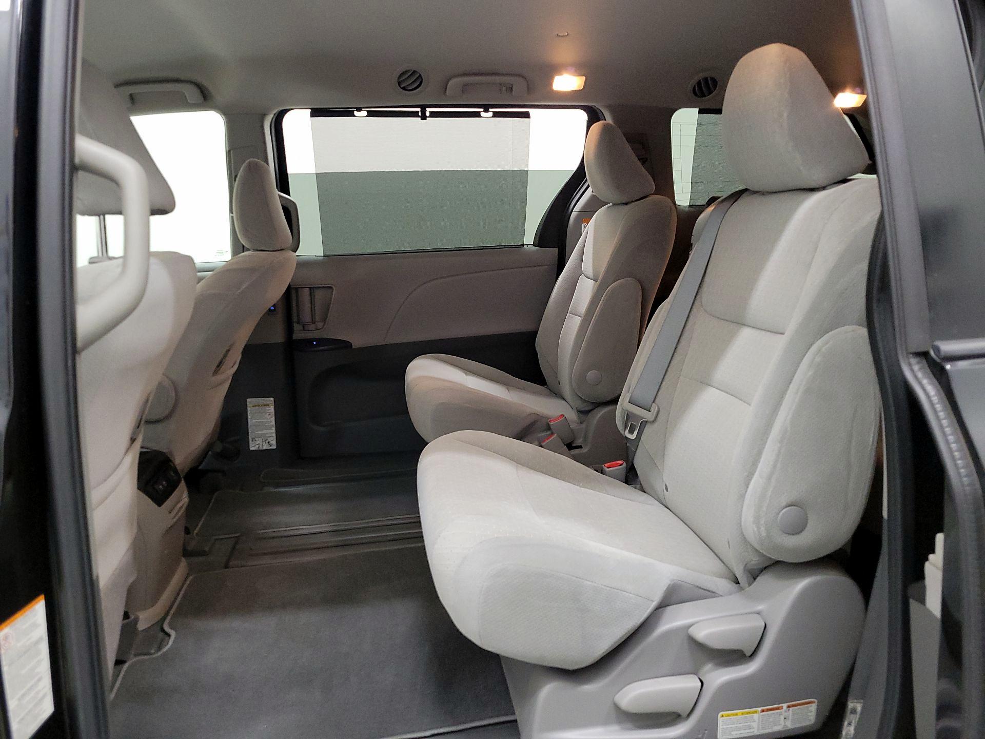 Thumbnail: 2020 Toyota Sienna - 18