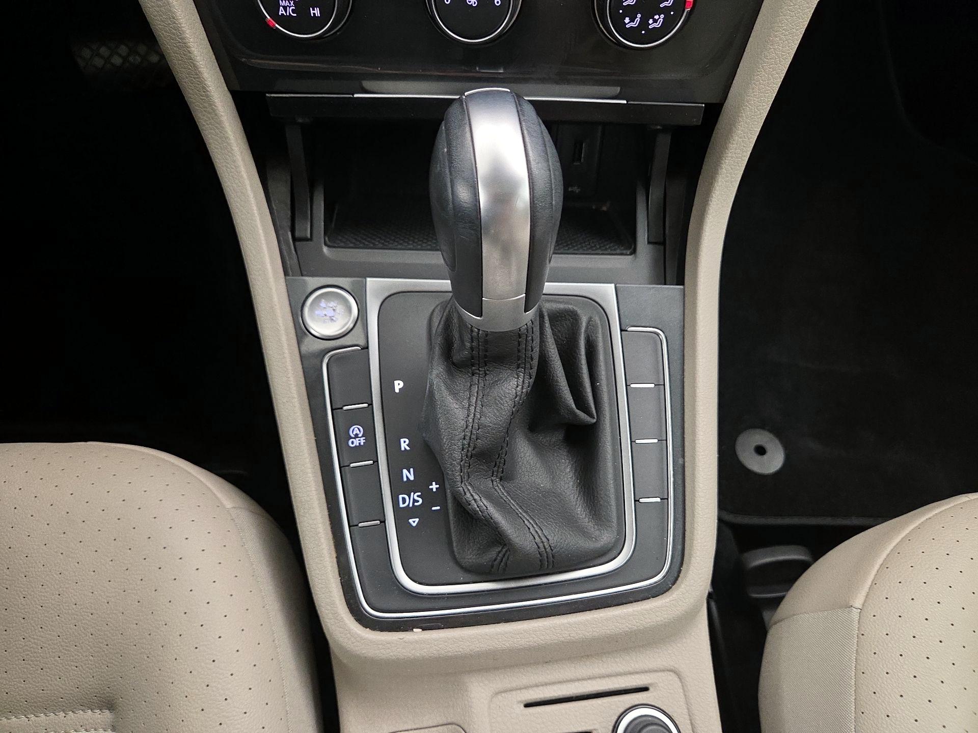 Thumbnail: 2019 Volkswagen Golf - 17