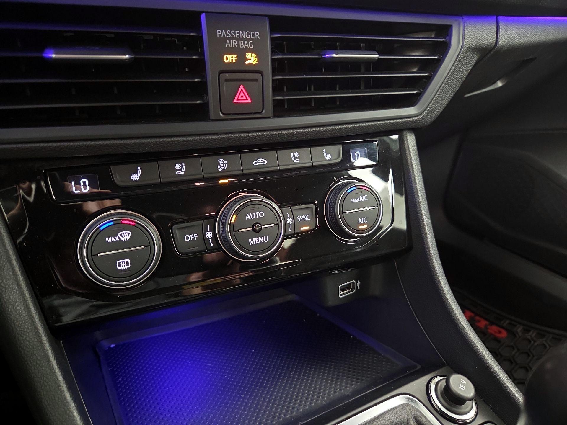 Thumbnail: 2019 Volkswagen Jetta - 16