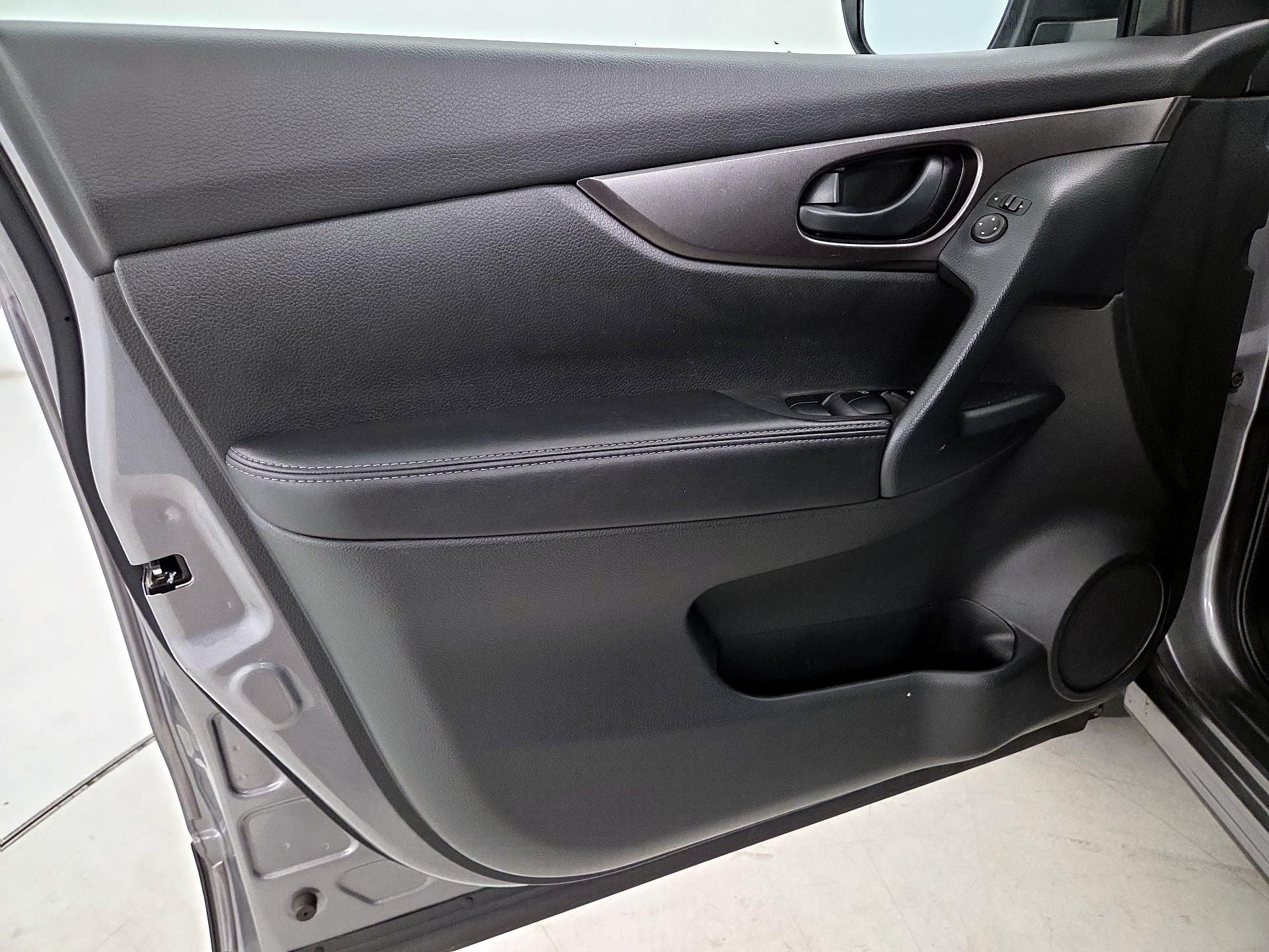 Thumbnail: 2021 Nissan Rogue Sport - 12