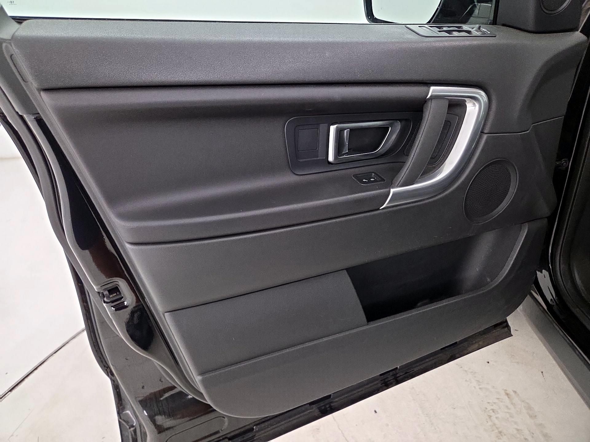 Thumbnail: 2019 Land Rover Discovery Sport - 12