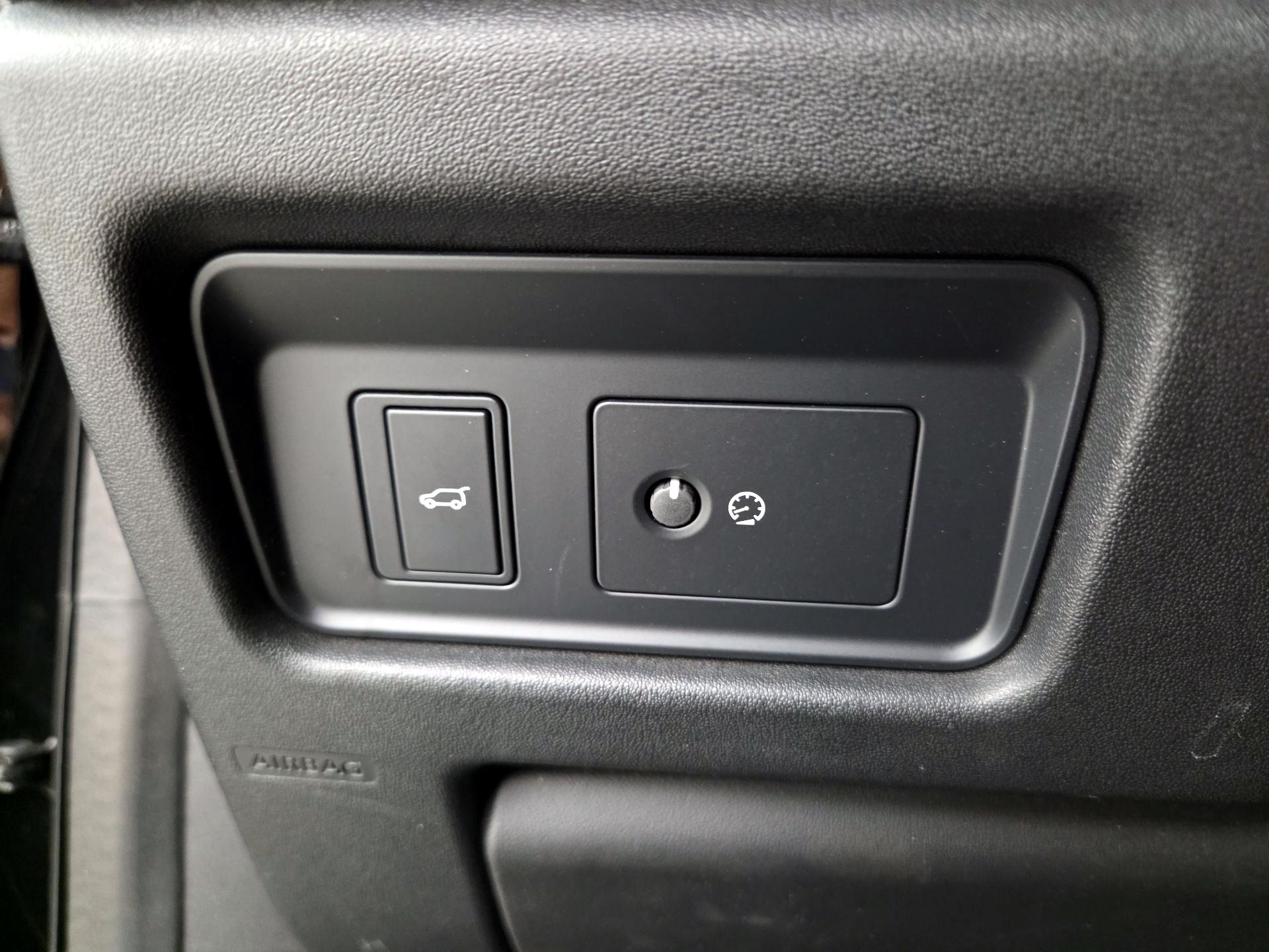 Thumbnail: 2019 Land Rover Discovery Sport - 13