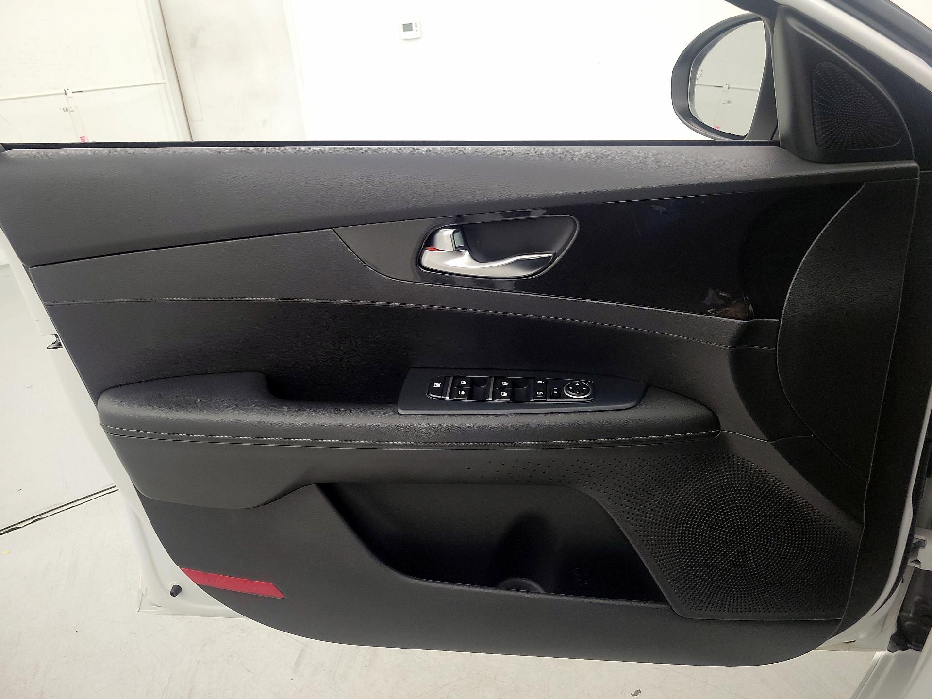 Thumbnail: 2020 Kia Forte - 12