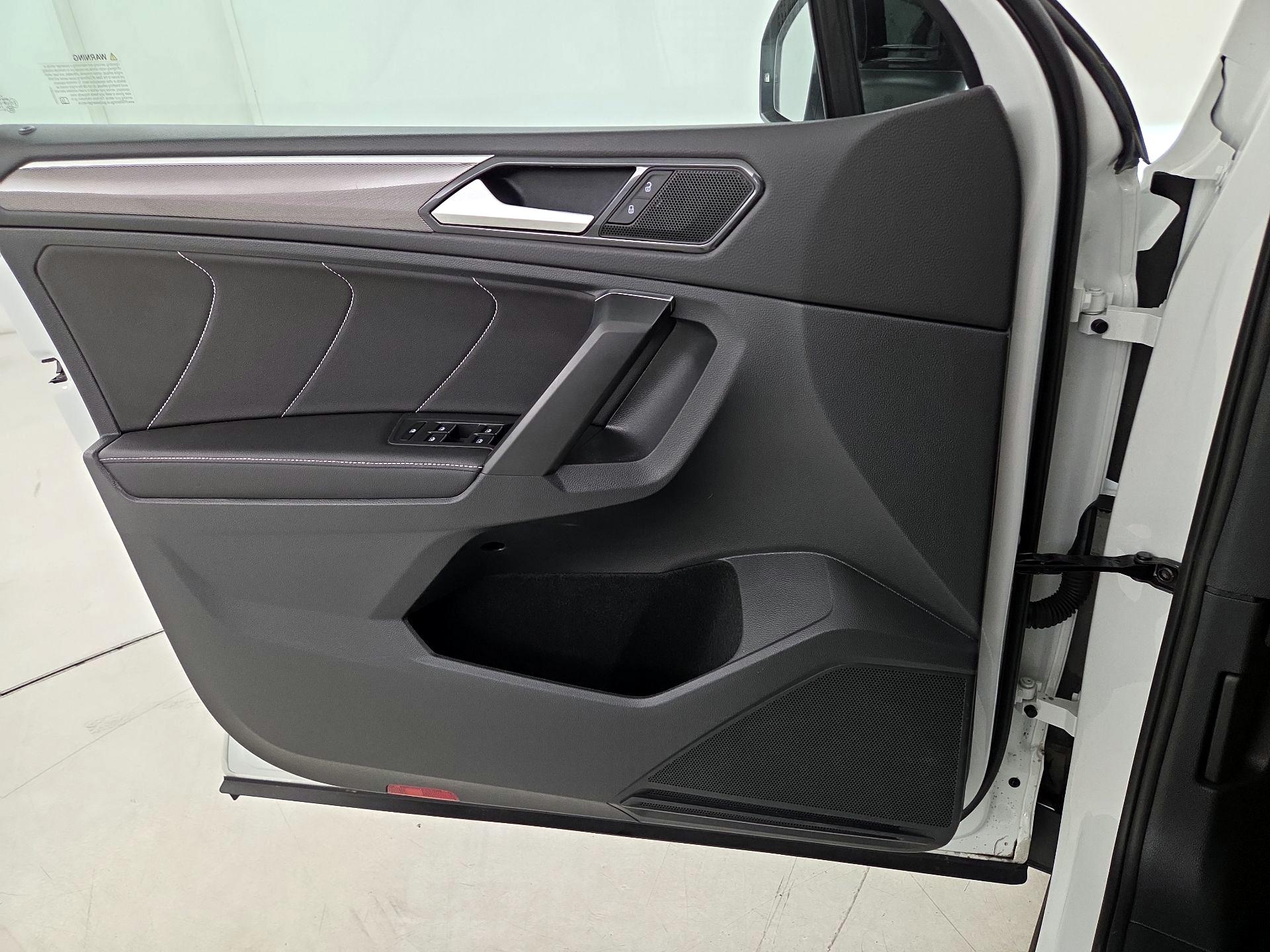 Thumbnail: 2023 Volkswagen Tiguan - 12