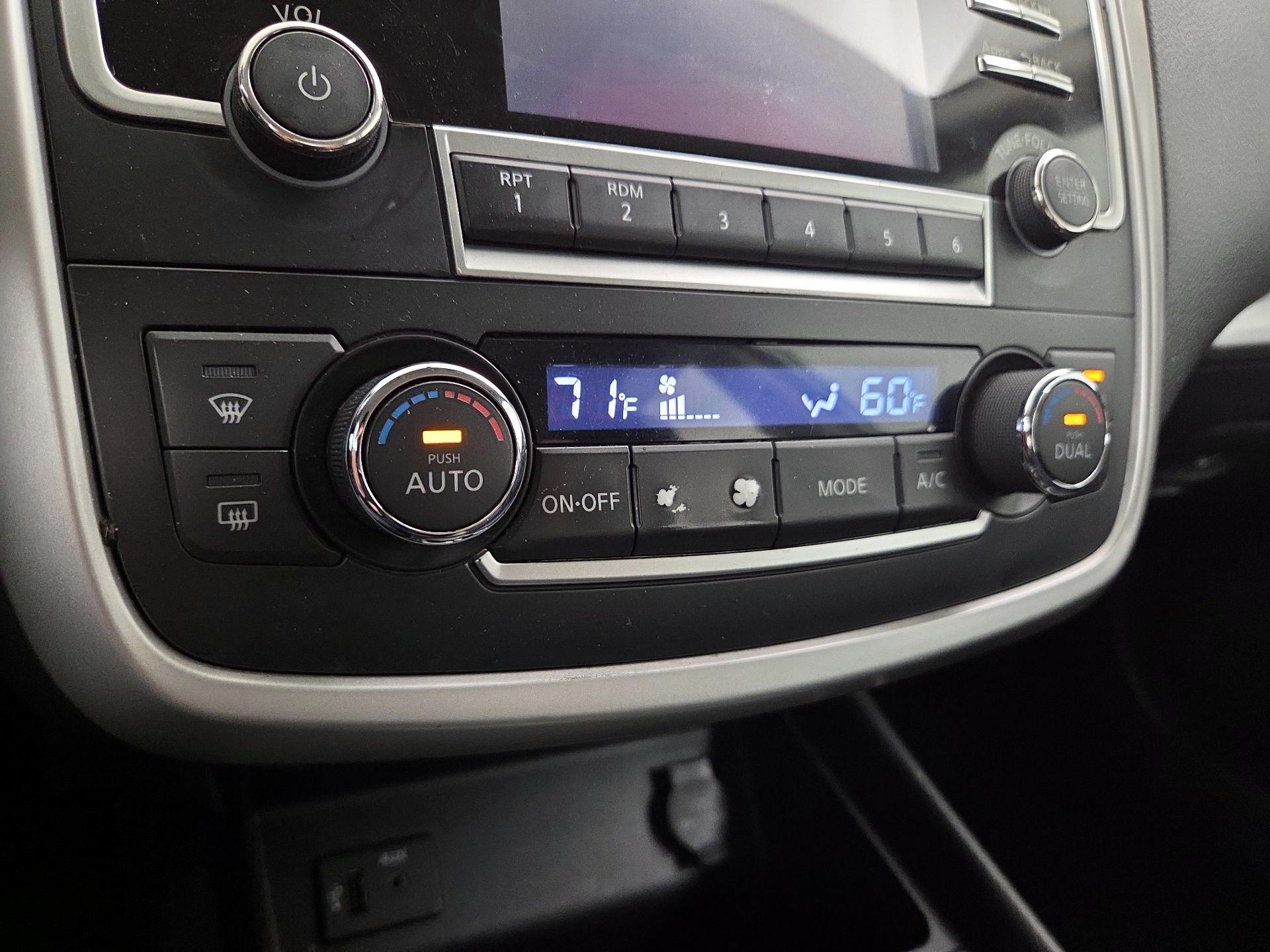 Thumbnail: 2016 Nissan Altima - 16