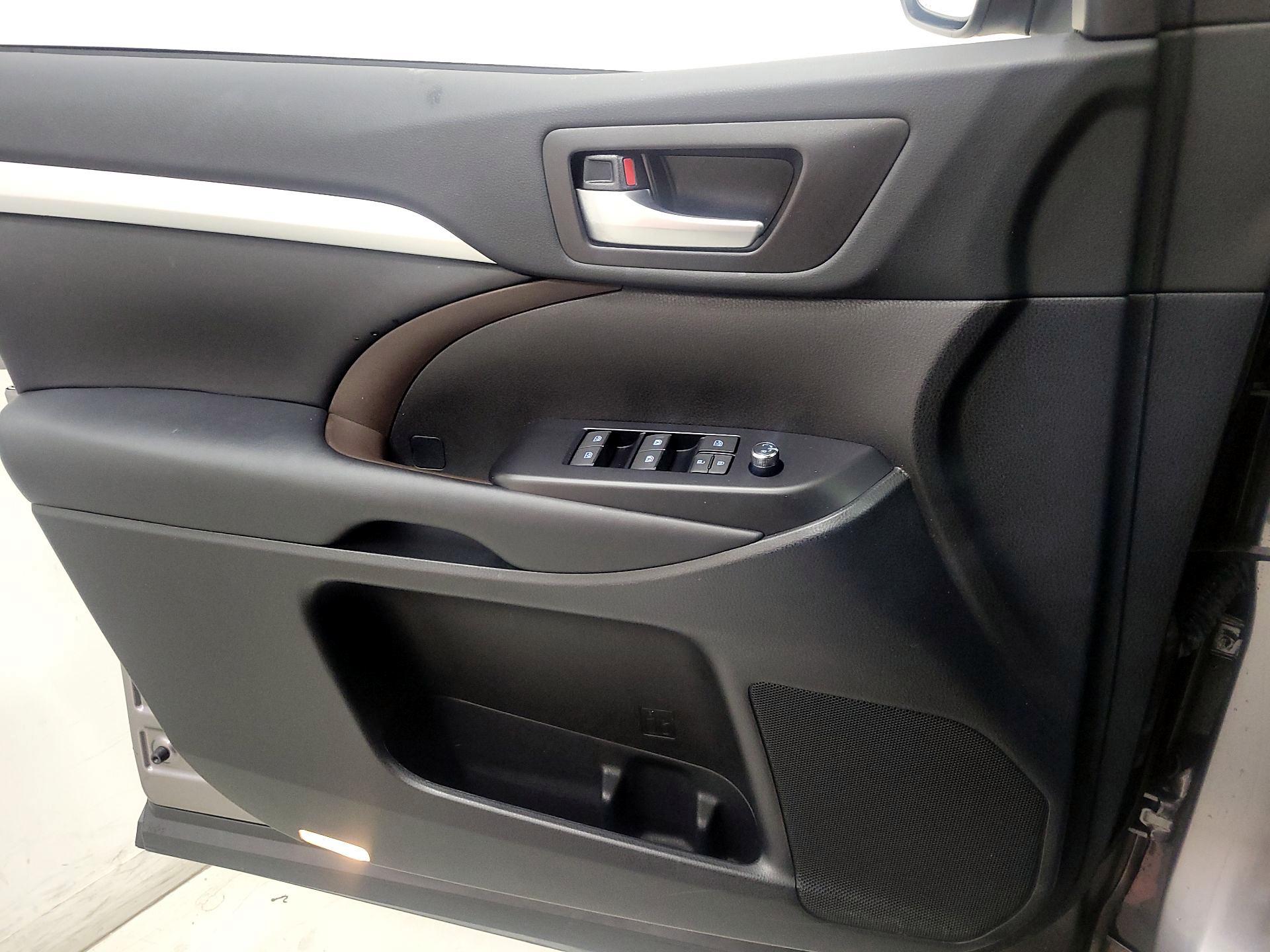 Thumbnail: 2018 Toyota Highlander - 12