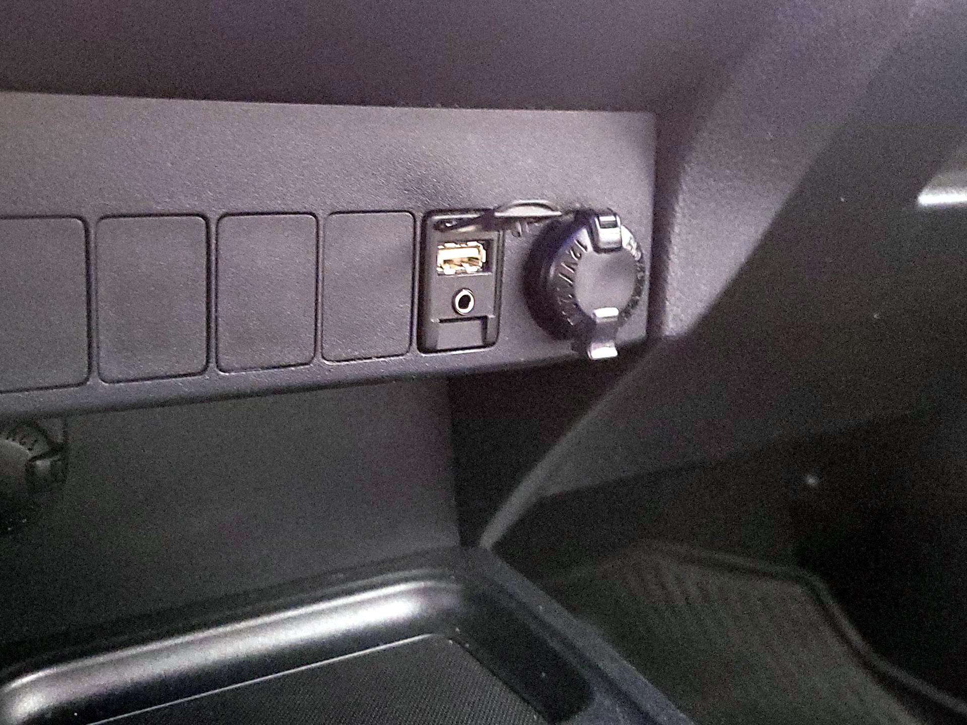 Thumbnail: 2018 Toyota RAV4 - 18