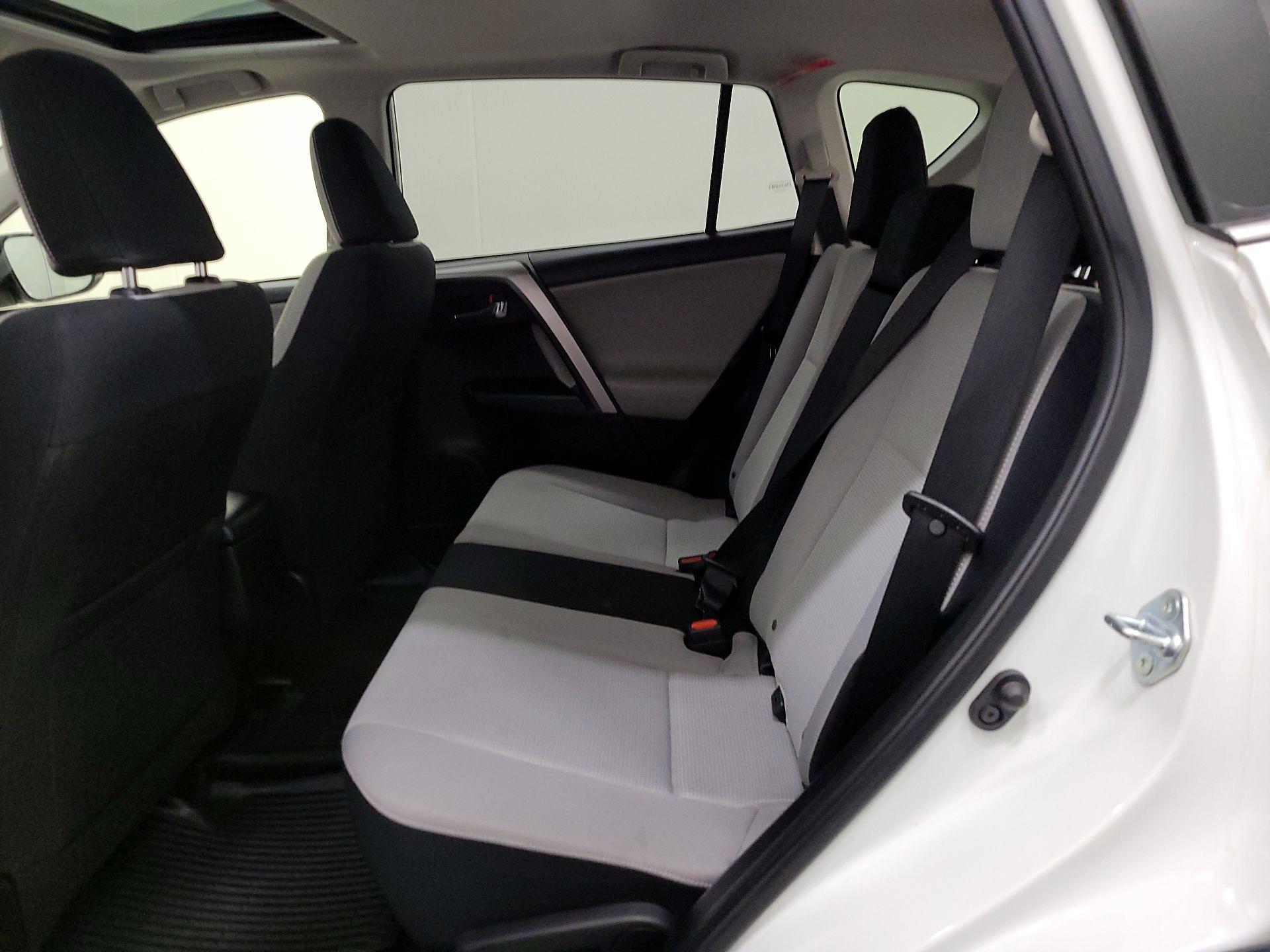 Thumbnail: 2018 Toyota RAV4 - 20