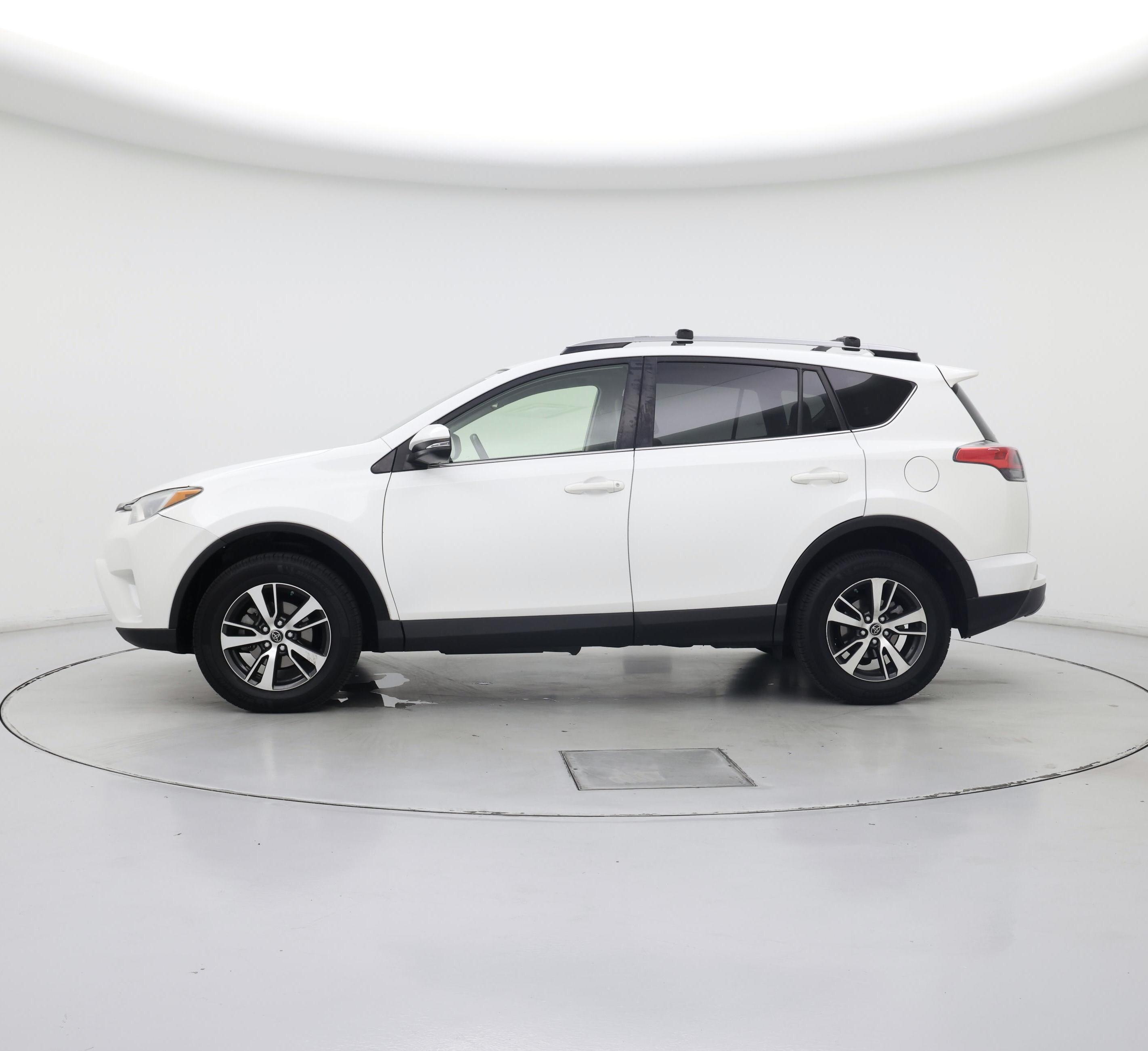 Thumbnail: 2018 Toyota RAV4 - 3