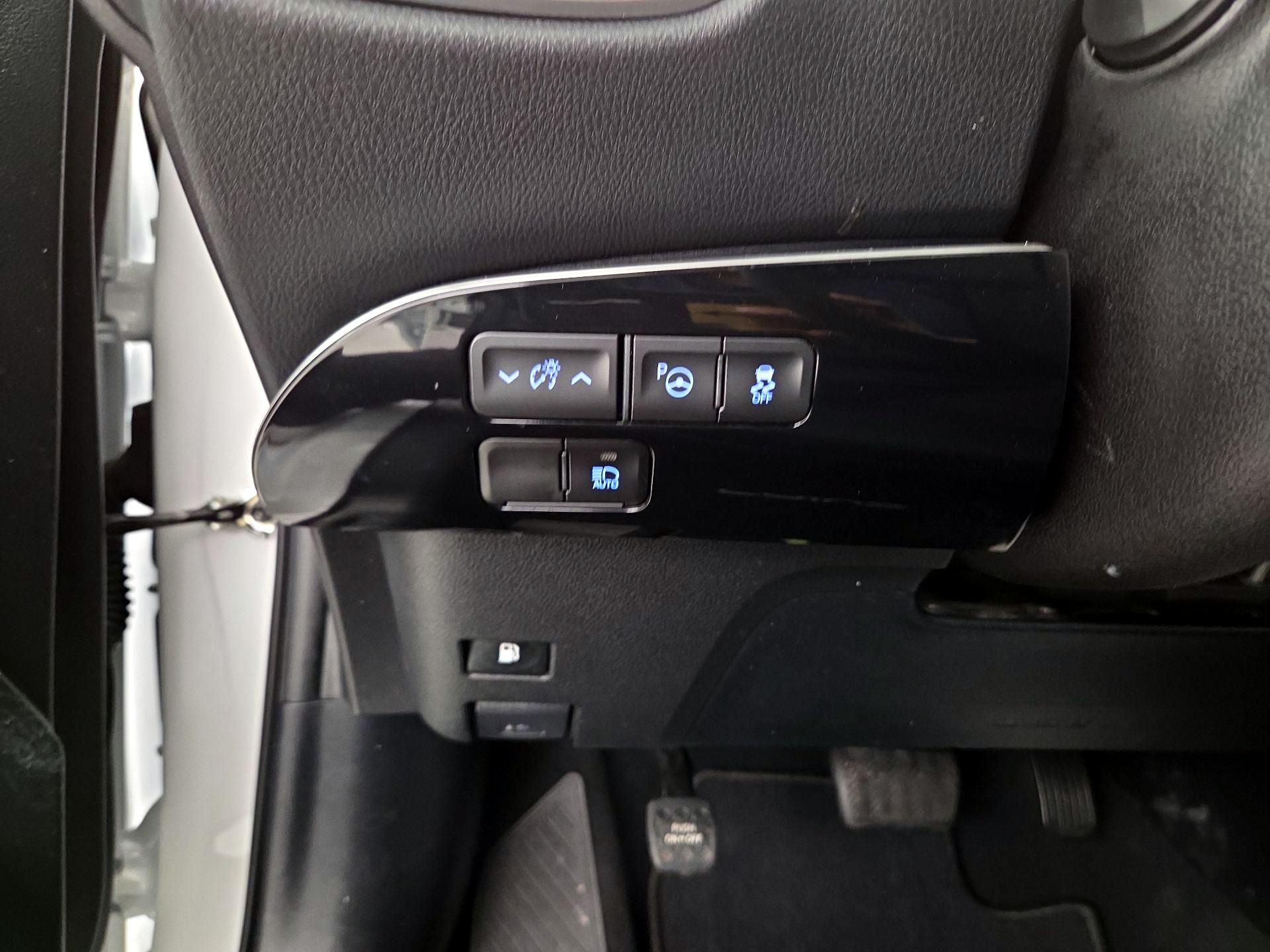 Thumbnail: 2022 Toyota Prius - 13