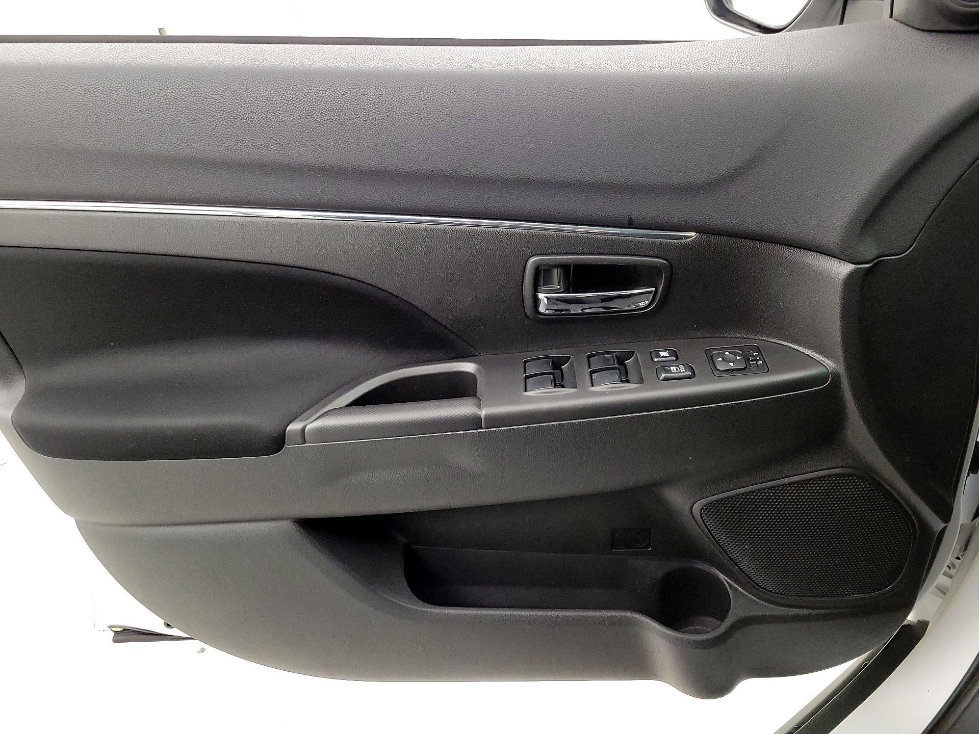 Thumbnail: 2014 Mitsubishi Outlander Sport - 12