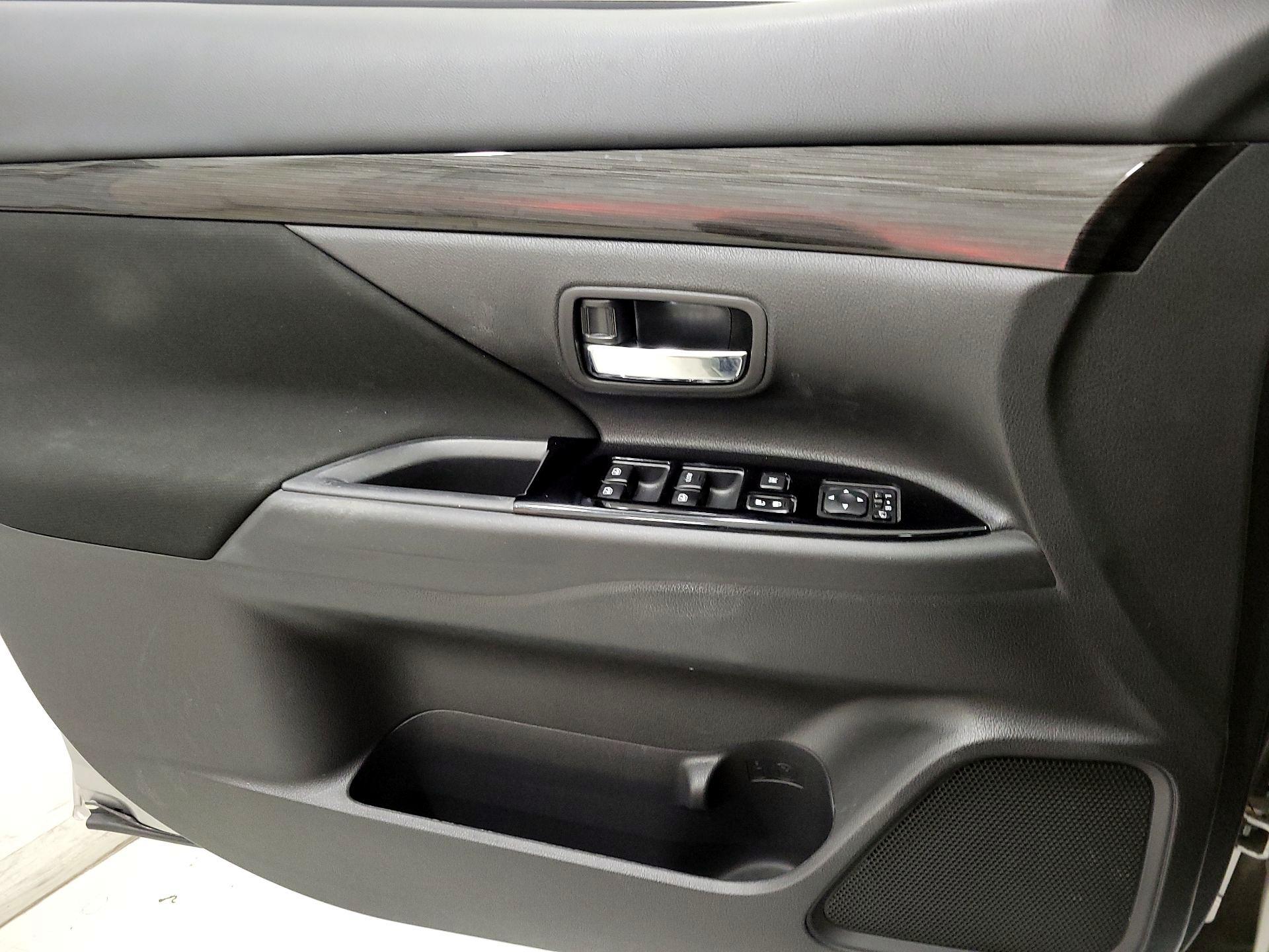 Thumbnail: 2018 Mitsubishi Outlander - 12