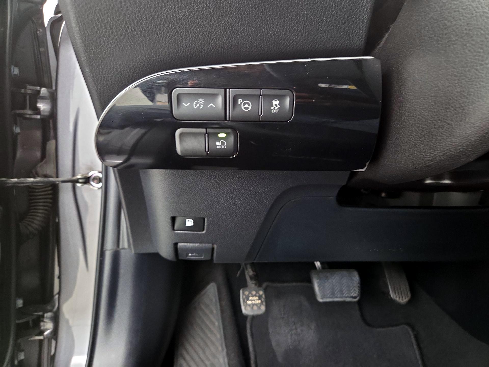 Thumbnail: 2018 Toyota Prius - 13